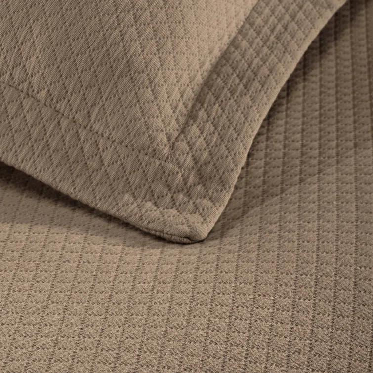 Superior Superior Solitaire Waffled Matelassé Bedspread Set with Shams