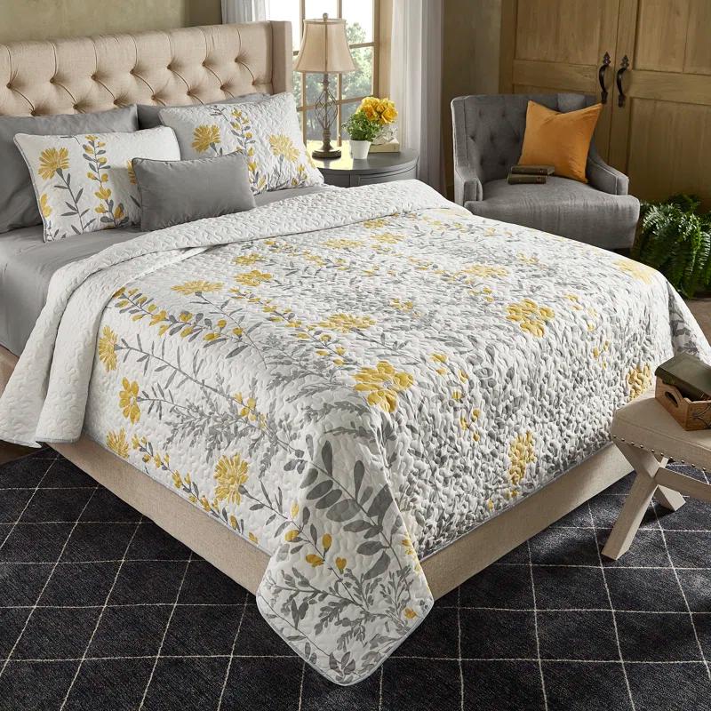 Torre & Tagus Aprile Traditional Floral Quilt Set