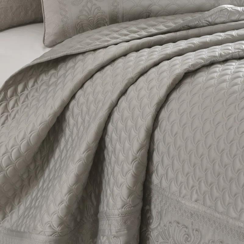 Five Queens Court Lincoln Coverlet