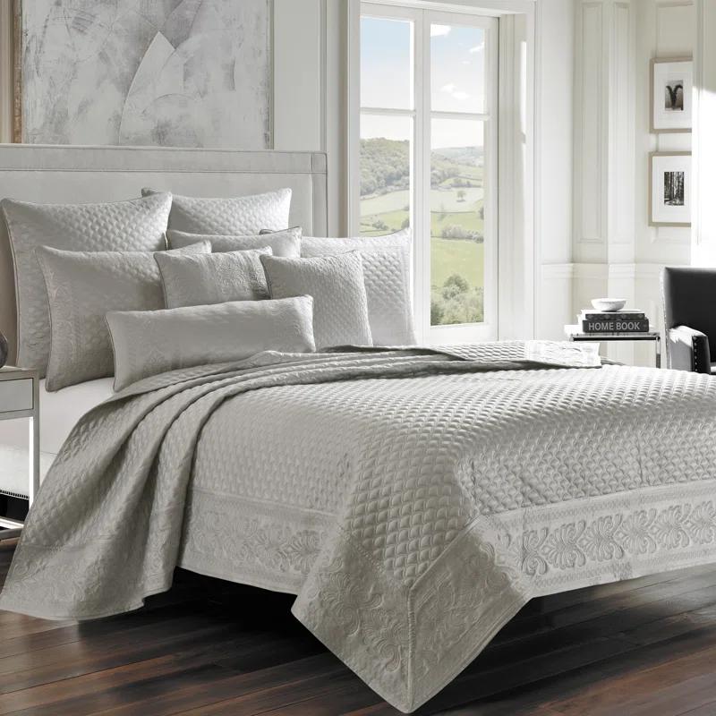 Five Queens Court Lincoln Coverlet