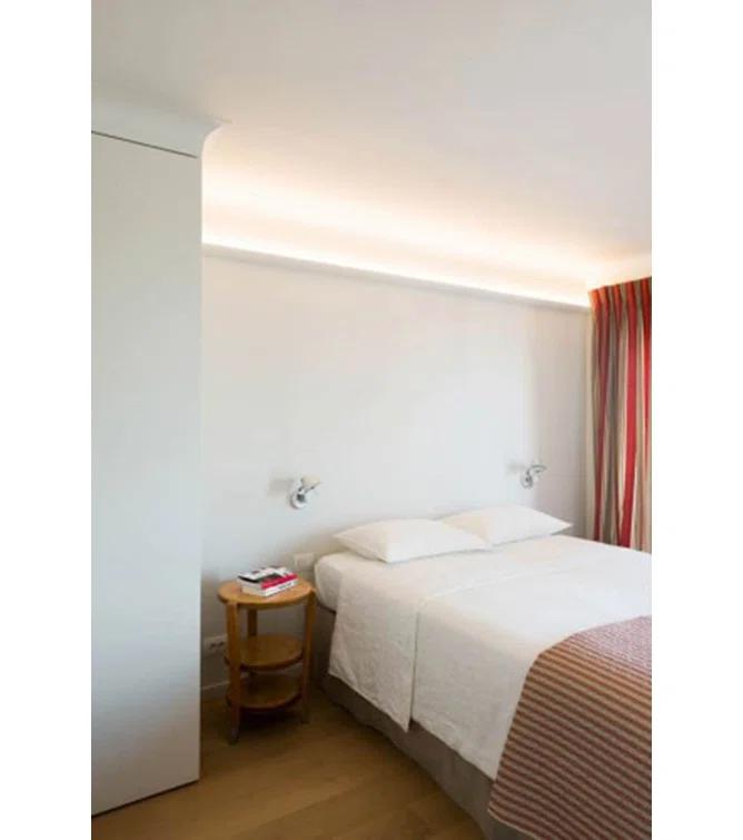 Orac Decor High Impact 3-1/2 in x 3-1/2 in x 78-3/4 in Crown (Set of 8)