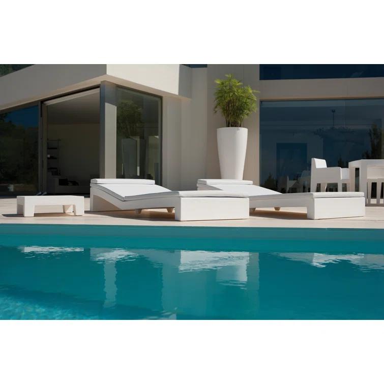 Jut Plastic/Resin Dining Table