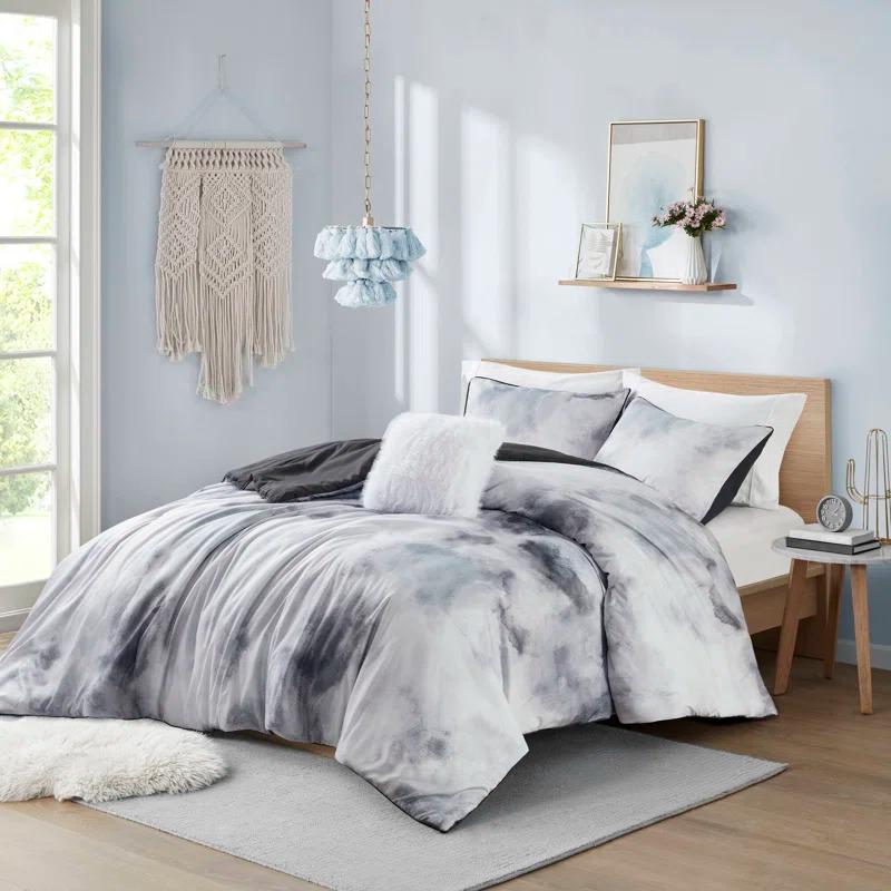 Intelligent Design Cassiopeia Watercolor Tie Dye Printed Duvet Cover Set with Throw Pillow