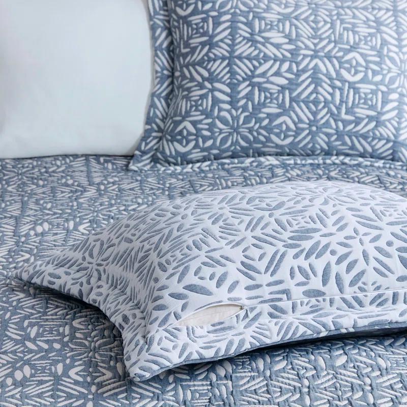 Madison Park Signature Harmony Oversized Reversible Matelasse Quilt Set with Throw Pillow