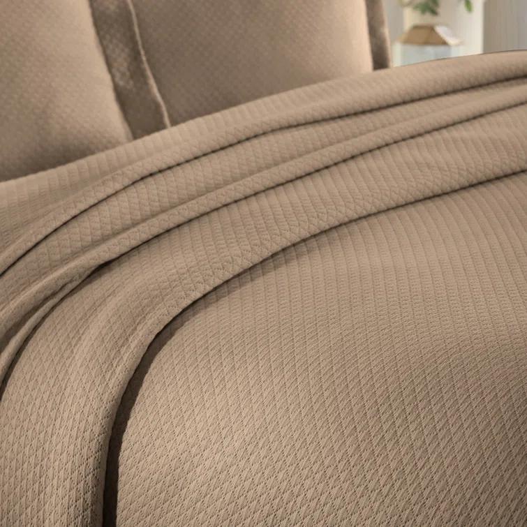 Superior Superior Solitaire Waffled Matelassé Bedspread Set with Shams
