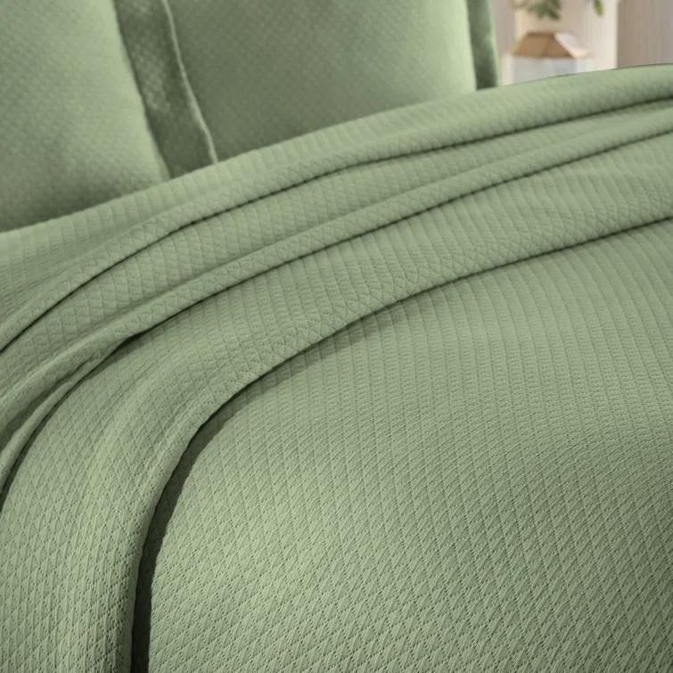 Superior Superior Solitaire Waffled Matelassé Bedspread Set with Shams