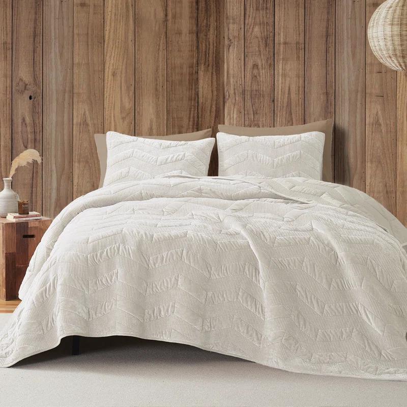 Wonderful Velvet Quilt Set 3-Piece Bedding Set For All Season