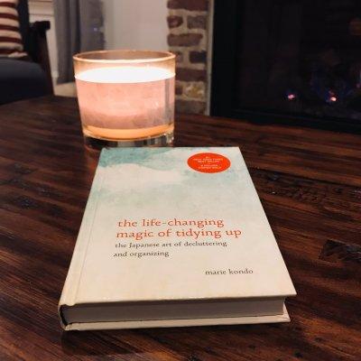The Life-Changing Magic of Tidying Up: The Japanese Art of Decluttering and Organizing (Hardcover) (Marie Kondo)