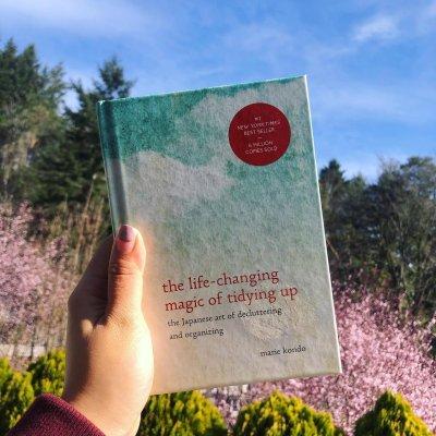 The Life-Changing Magic of Tidying Up: The Japanese Art of Decluttering and Organizing (Hardcover) (Marie Kondo)