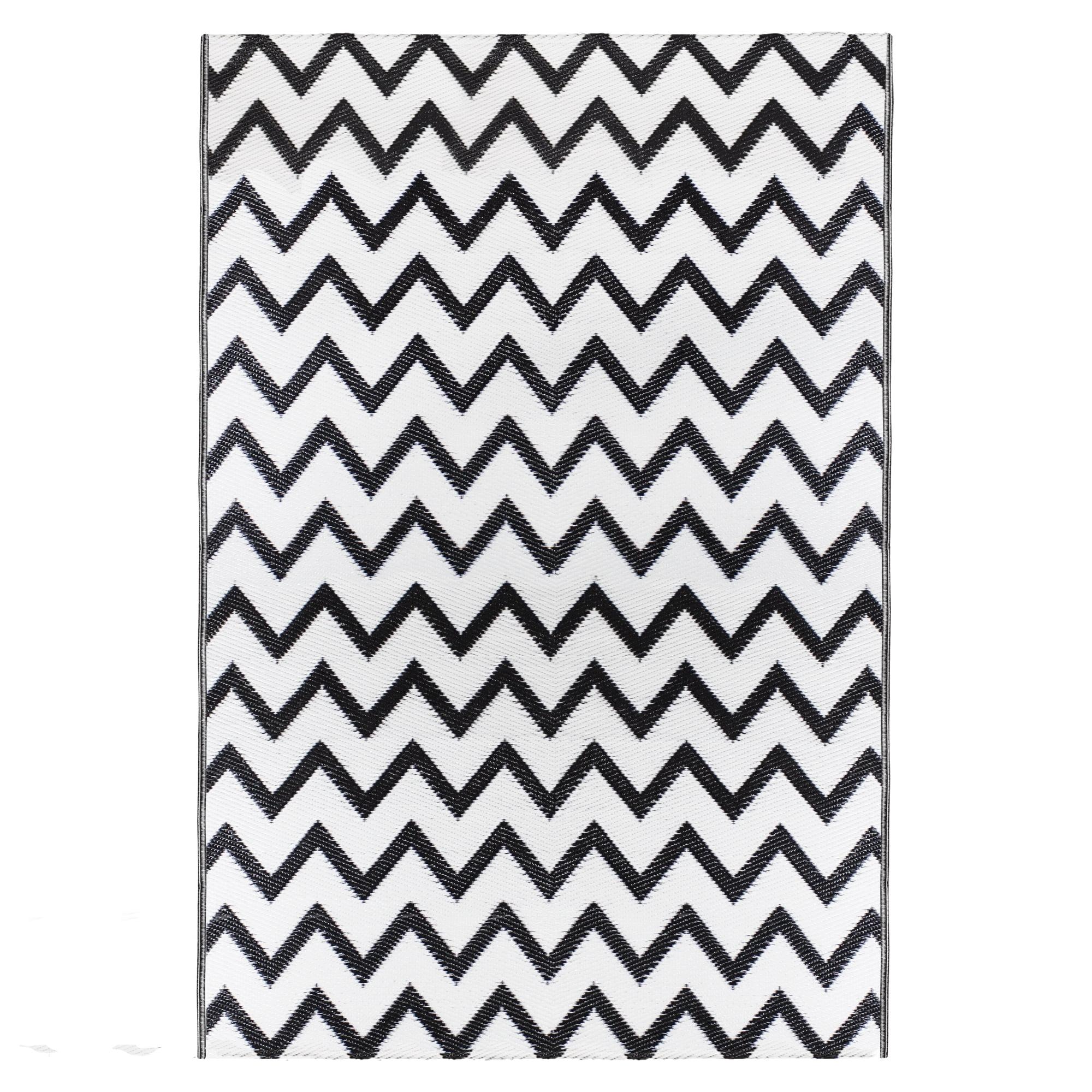 4' x 6' Black and White Chevron Outdoor Area Rug