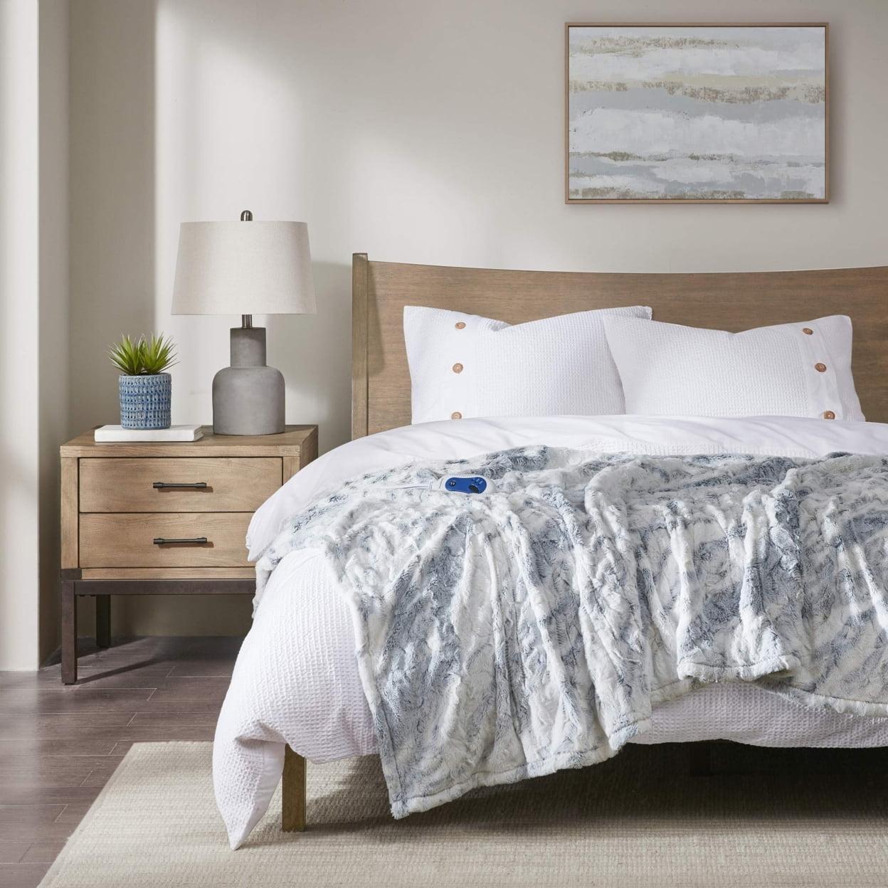 Beautyrest Zuri Oversized Heated Faux Fur Throw