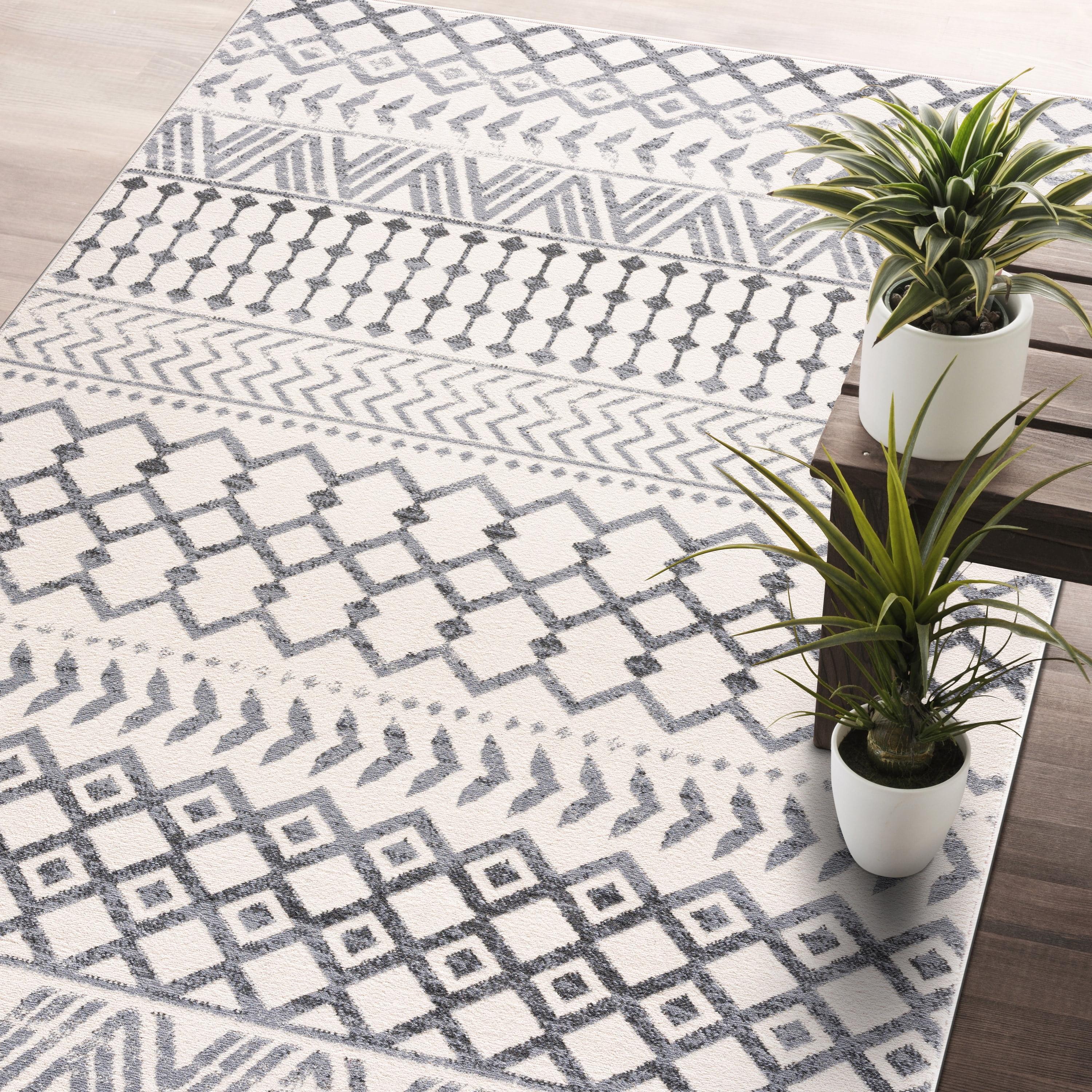 Camilson 5' x 7' Grey and Cream Geometric Area Rug