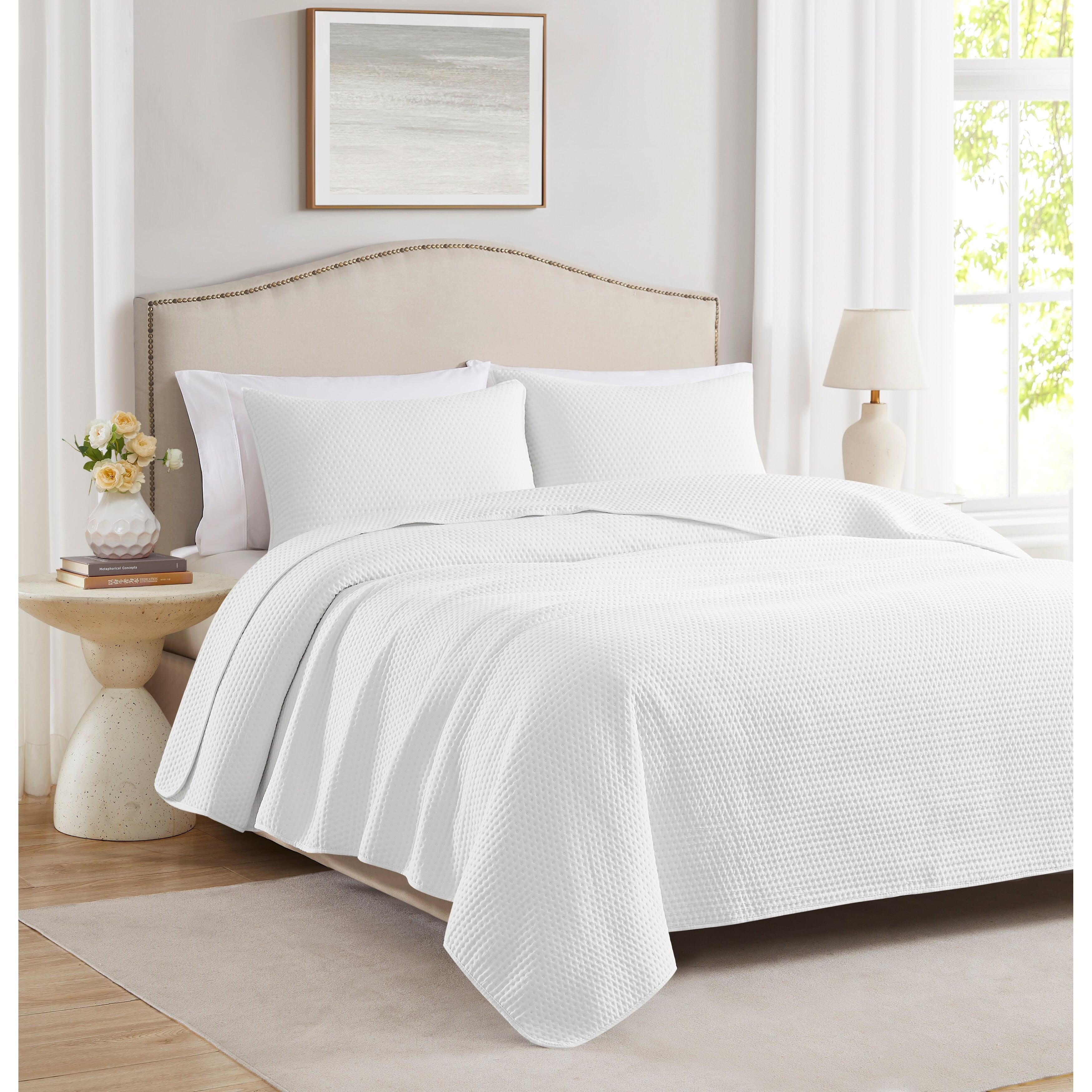 Caitlyn White Microfiber Twin Quilt Set with Shams