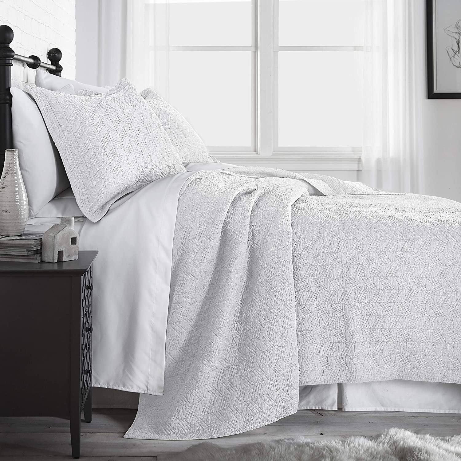 Roswell White Cotton Queen Reversible Quilt Set