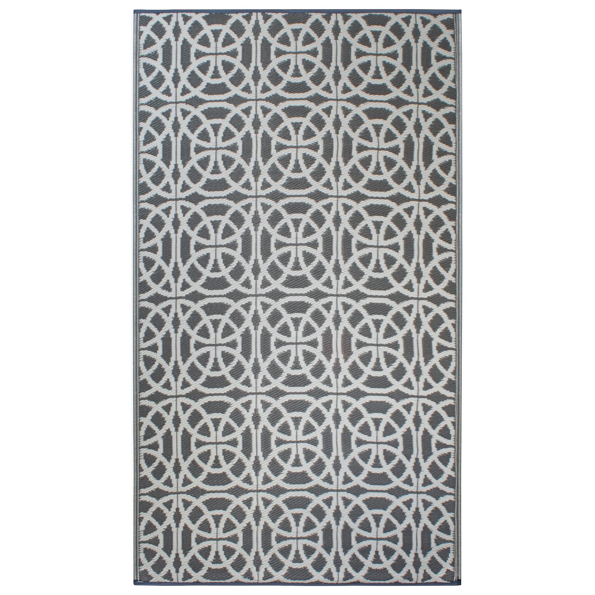 Gray and White Reversible 4' x 6' Synthetic Rectangular Rug