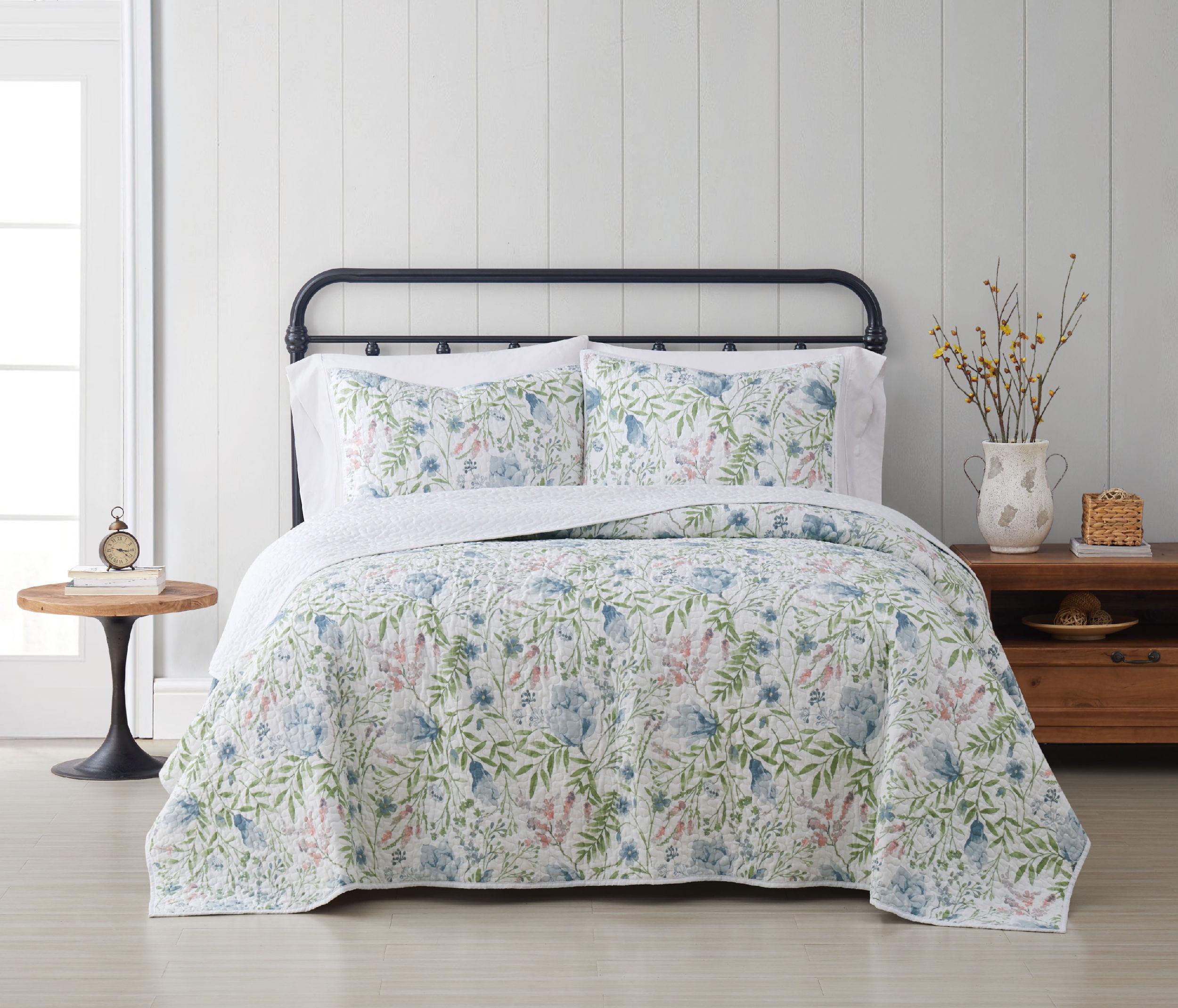 Field Blue and Green Floral Reversible Full Quilt Set