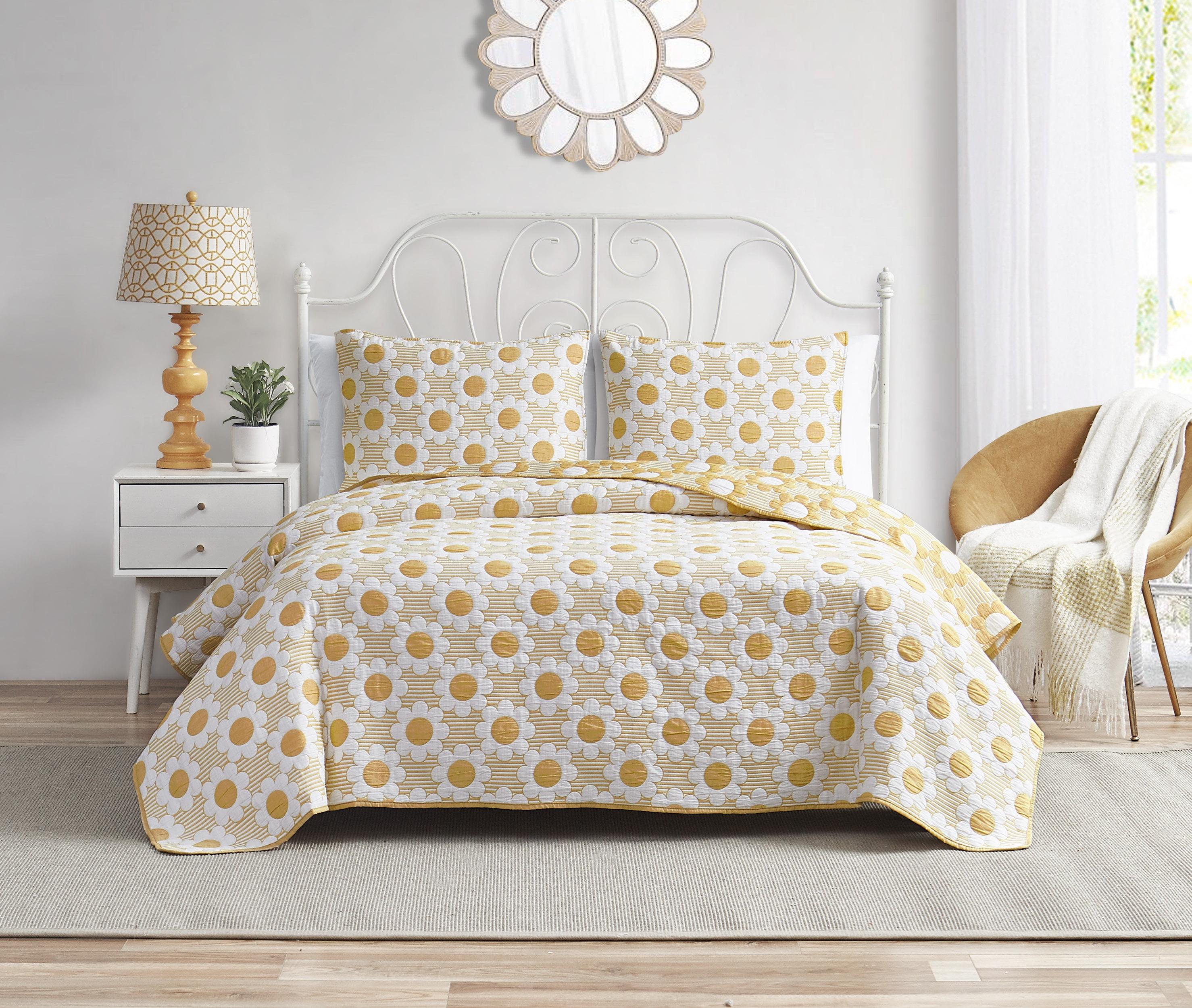 Yellow and White Reversible Twin Quilt Set with Daisy Pattern