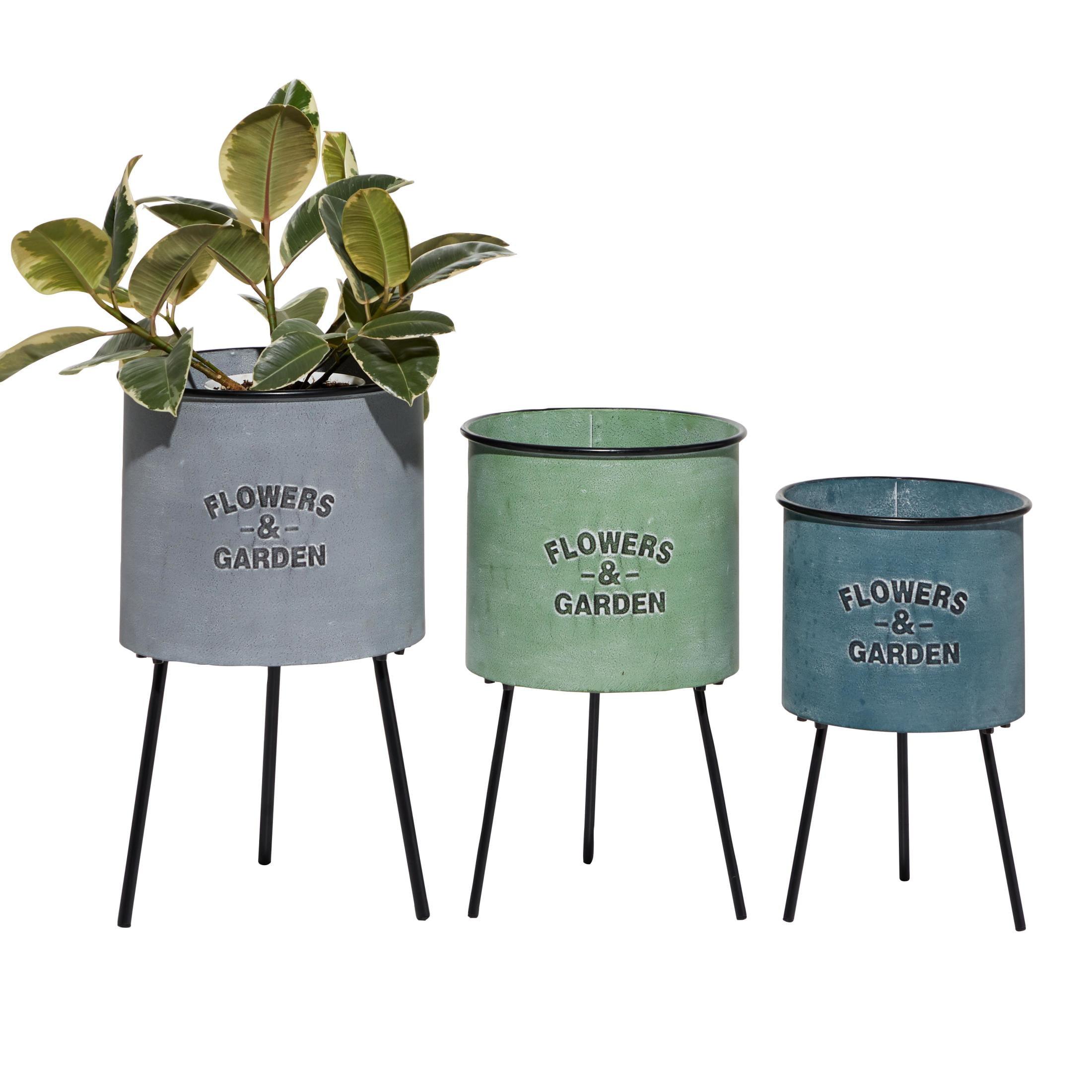 DecMode 20", 18", 16"H Blue Metal Text Planter with Flowers And Garden Text and Black Tripod Legs (3 Count)