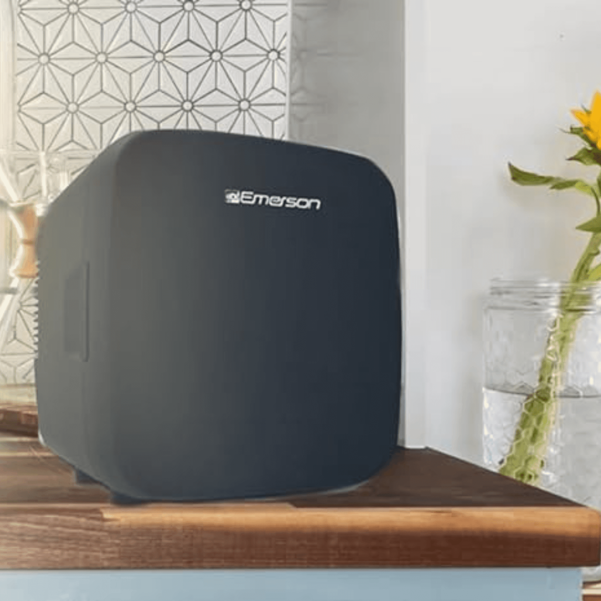 Emerson Emerson EFC-5001 Portable XL Mini Fridge Cooler for 12 Cans, 8L Capacity, AC/DC Power Compatibility, Removable Shelf, Lightweight Design – Ideal for Home, Office, Travel, Dorms, and Outdoor Use