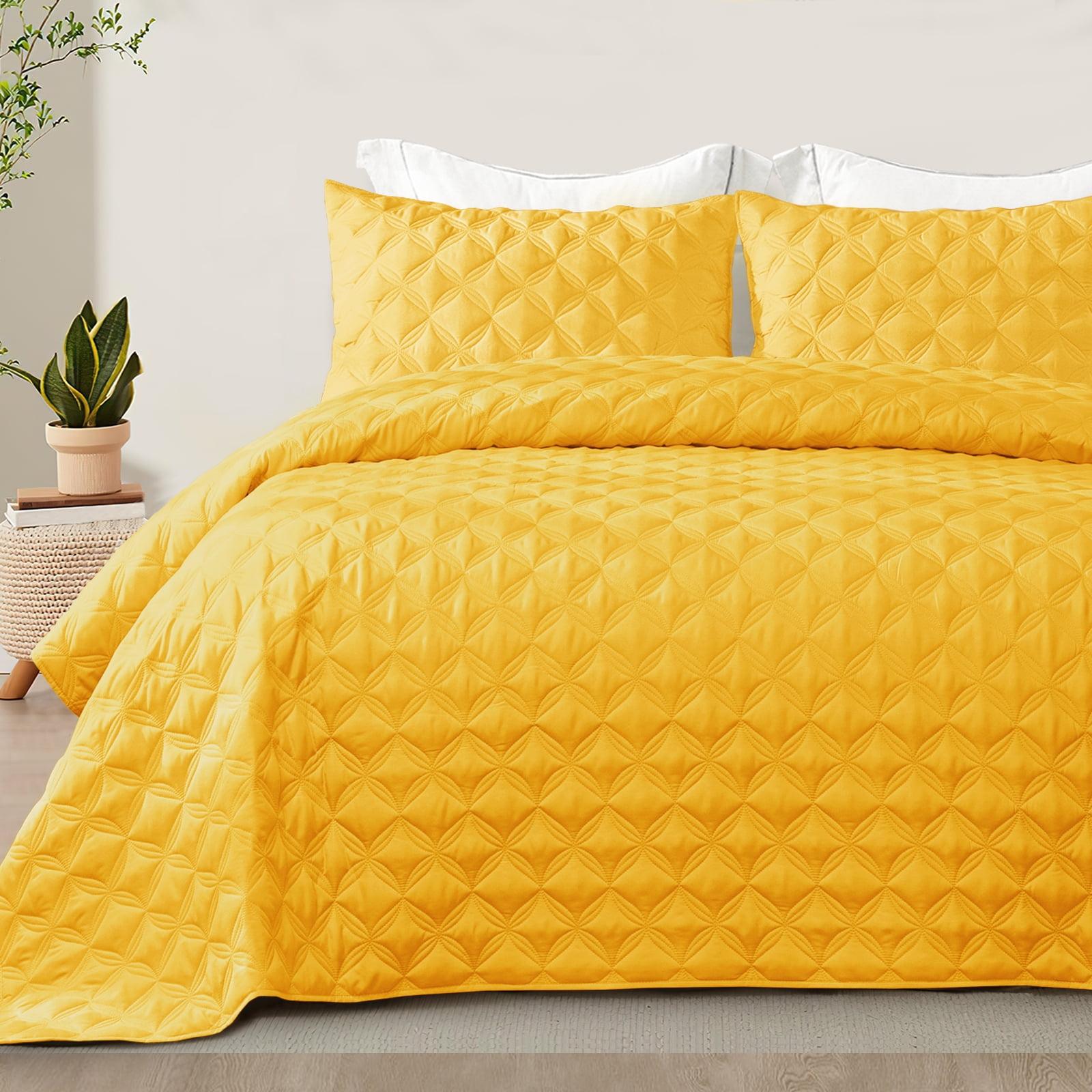 Exclusivo Mezcla Bed Quilt Set Queen Size for All Seasons, Stitched Pattern Quilted Bedspread/ Bedding Set/ Coverlet with 2 Pillow shams, Lightweight and Soft, Yellow