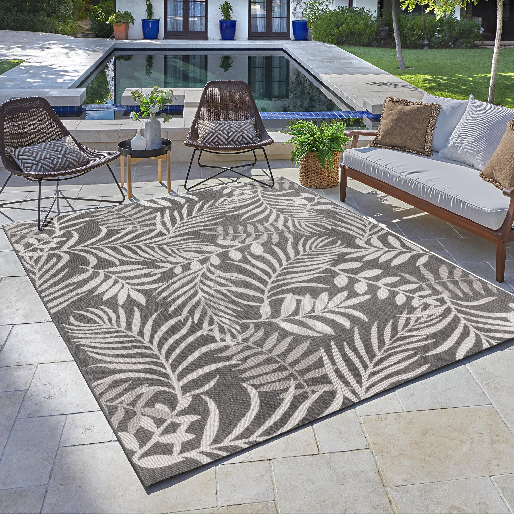 Gray and White Floral Synthetic 5' x 7' Indoor/Outdoor Rug