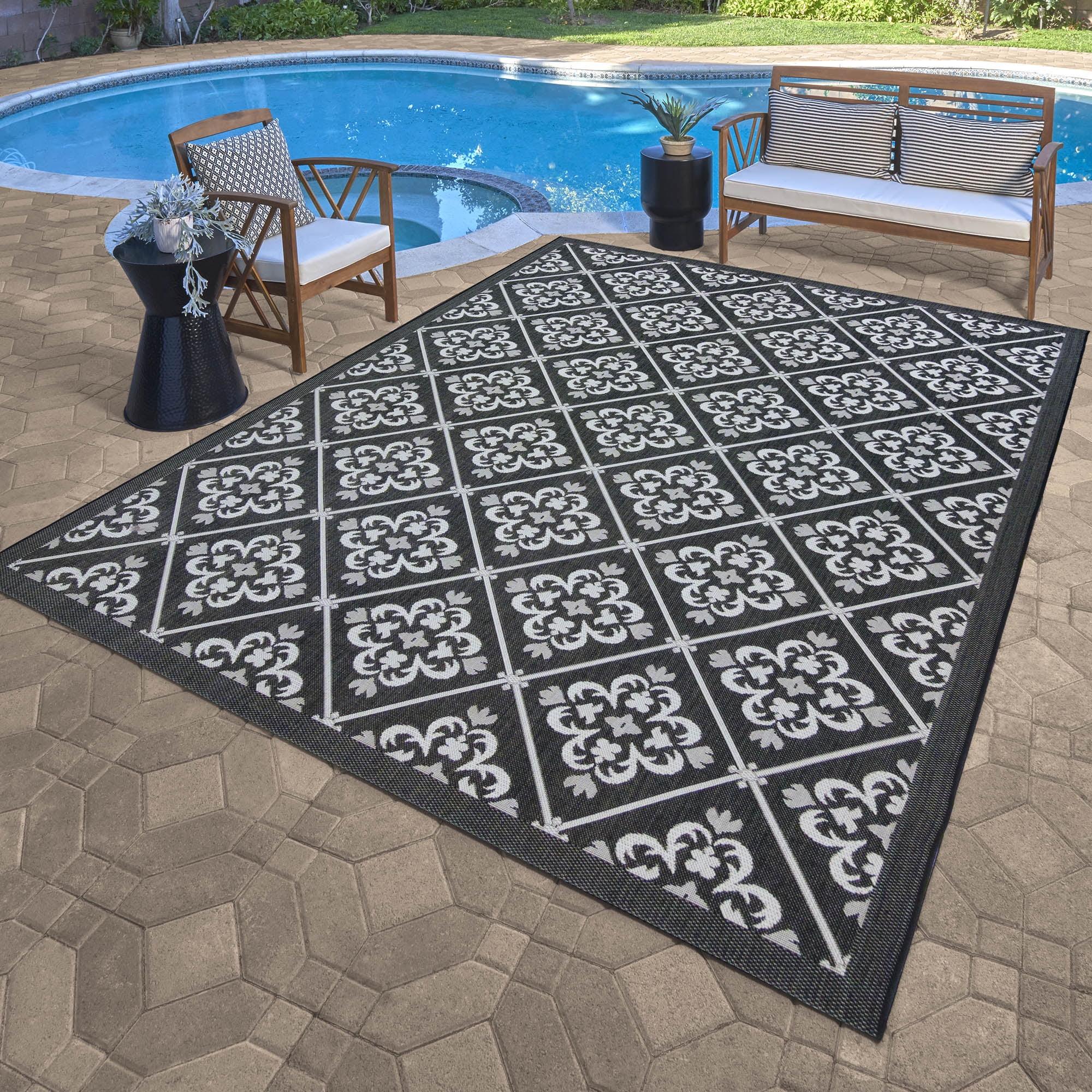 Black and White Trellis 5' x 7' Synthetic Indoor/Outdoor Rug