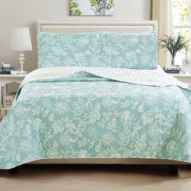 FreshFolds Dainty Floral Reversible Quilt Set with Shams
