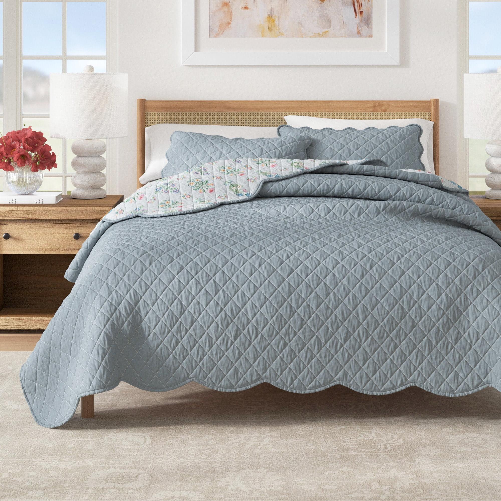 Reversible Printed Floral Scalloped Quilt and Sham Set - Great Bay Home (King / California King, Thriving Flowers)