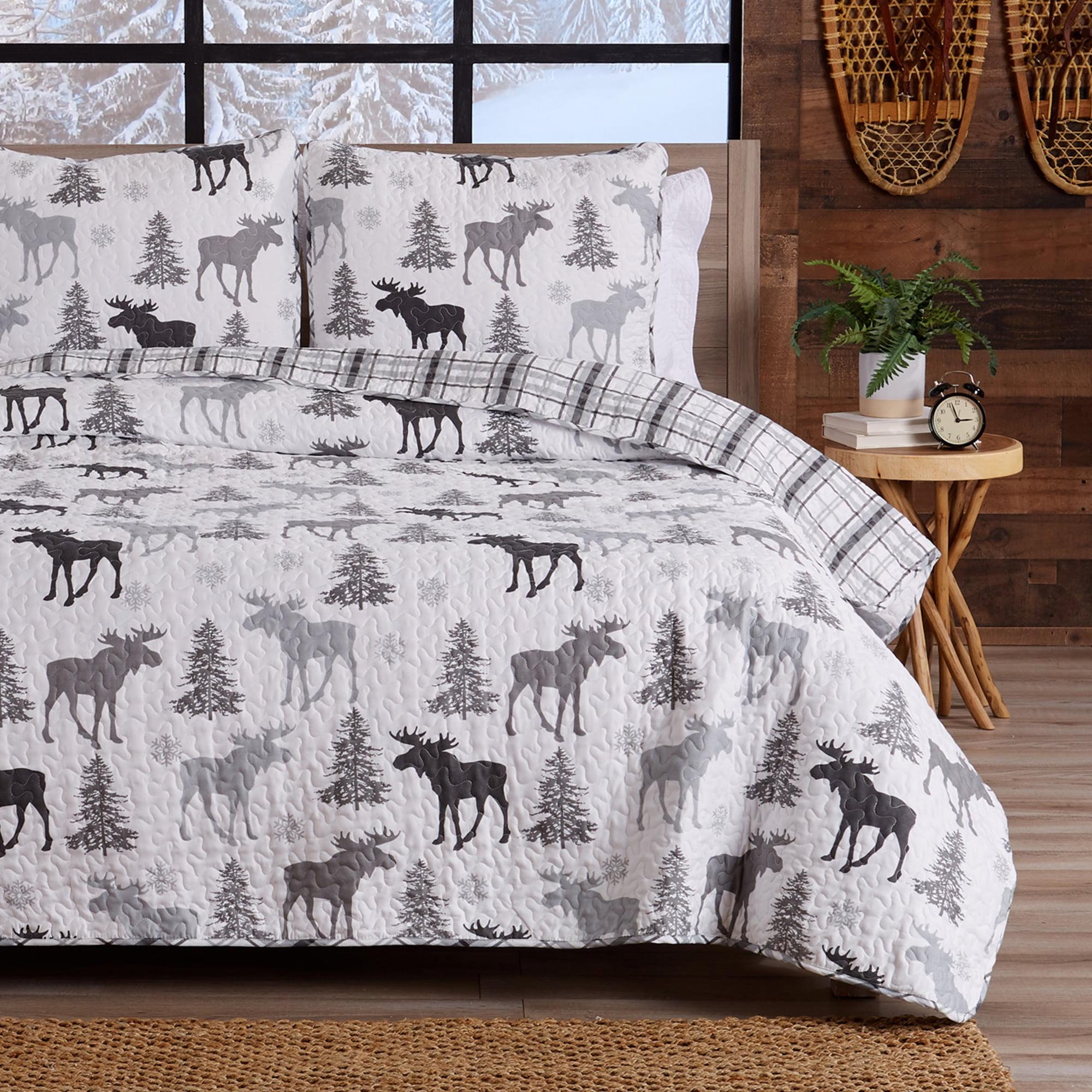 Moose Printed Reversible Patchwork Quilt Set with Shams