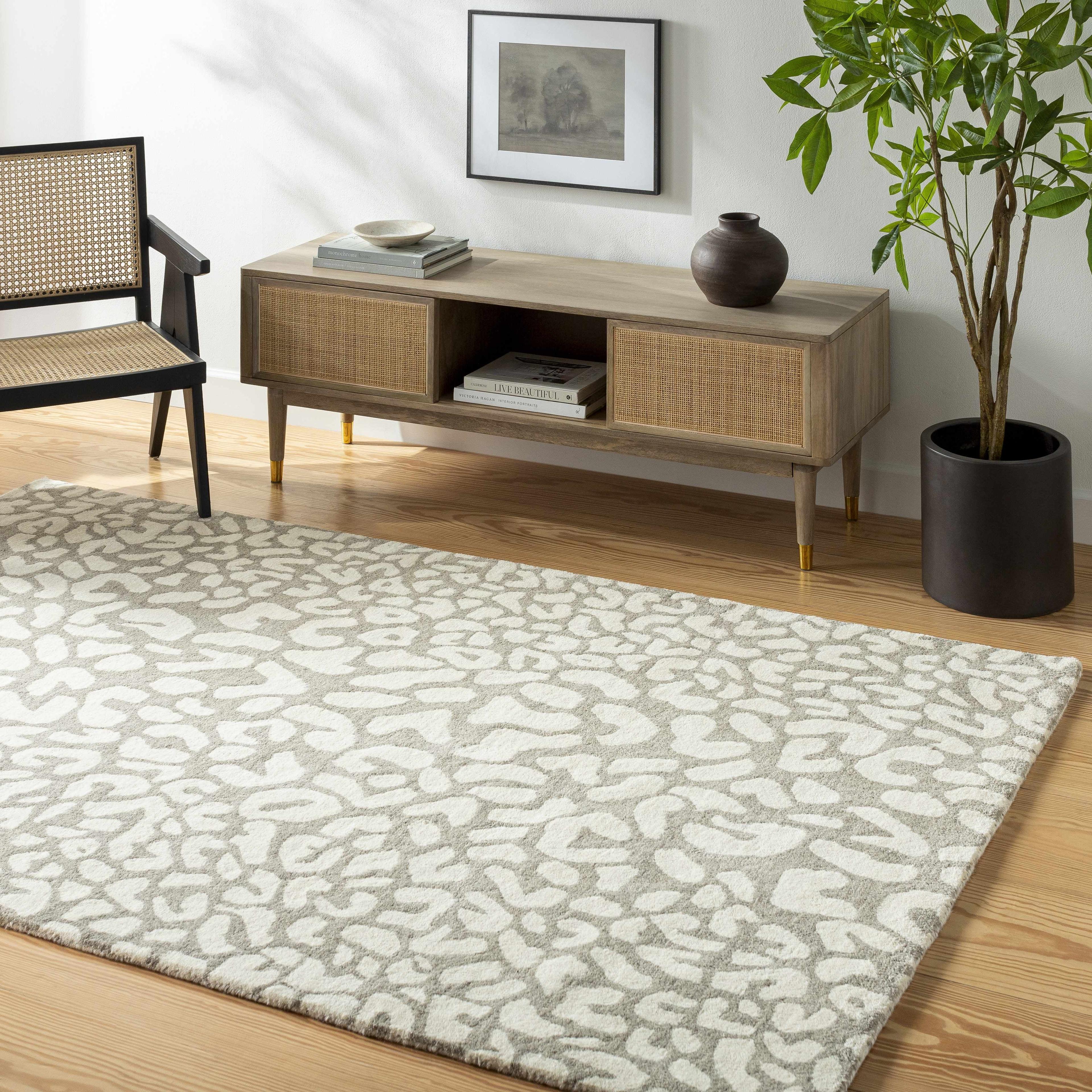 Azuka Gray and Beige Wool Leopard Print 5' x 8' Rug