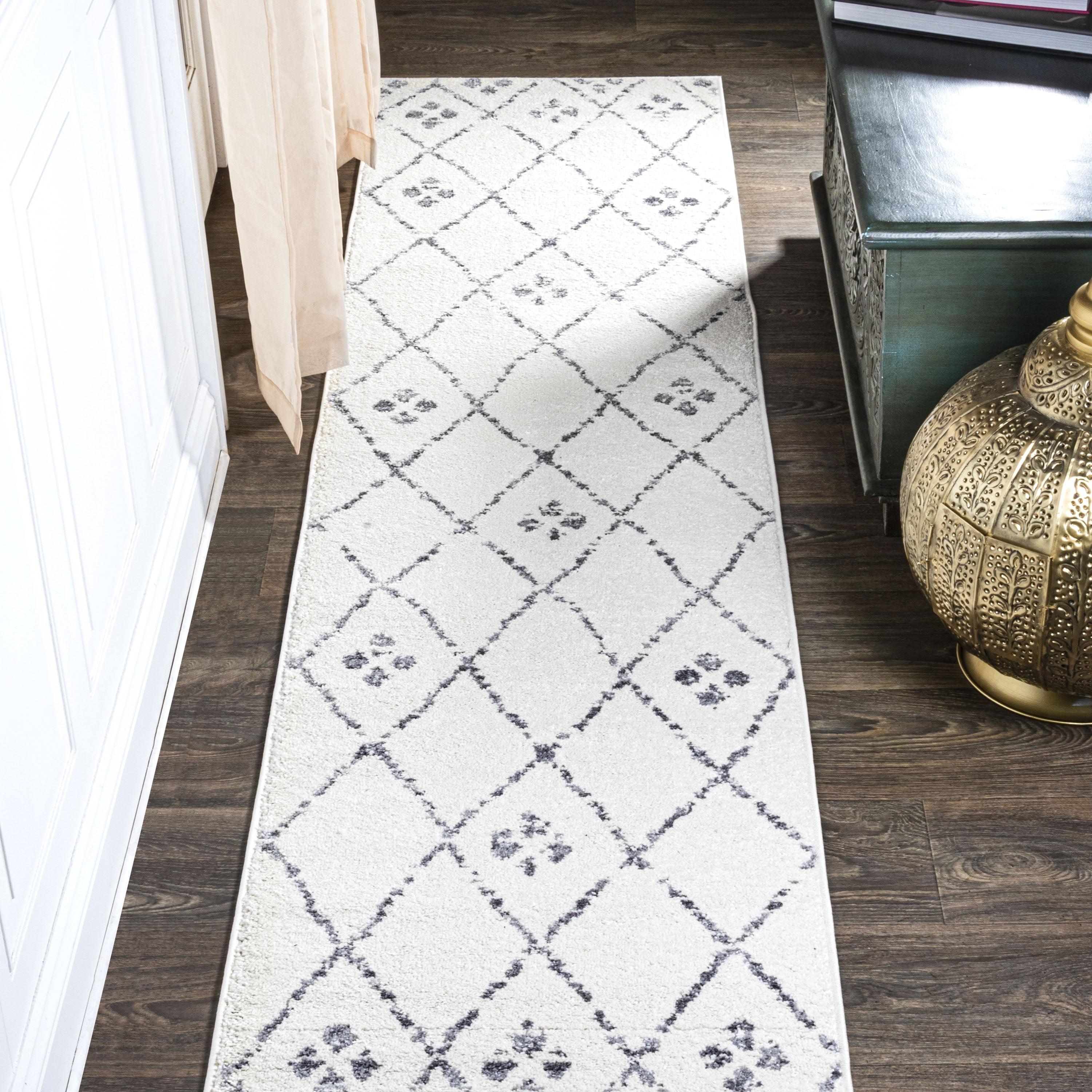 2'x 8' Izil Moroccan Geometric Diamond Runner Rug, White/Light Gray - JONATHAN Y