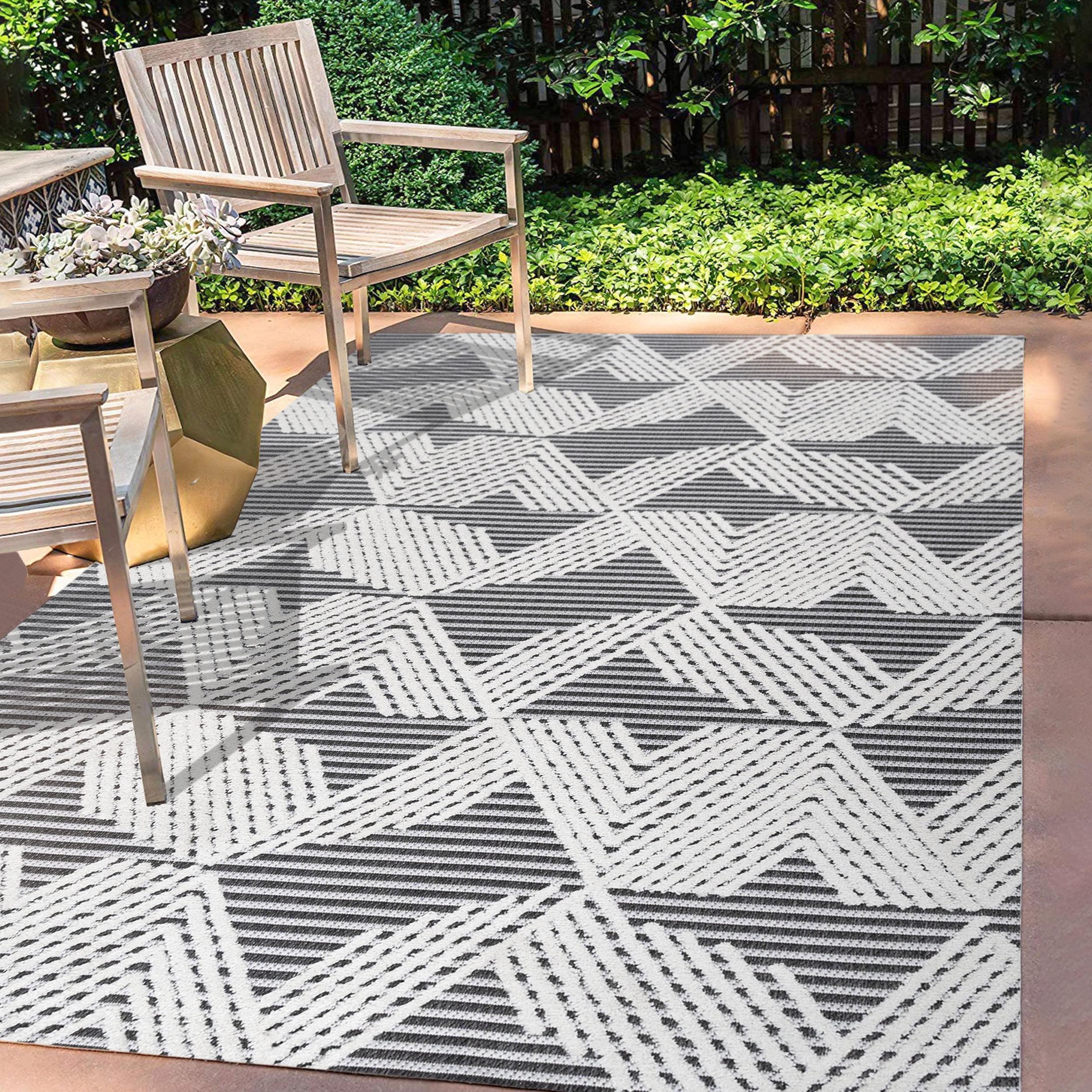 4'x6' Jazz High-Low Pile Art Deco Geometric Indoor/Outdoor Area Rug, Black/Ivory - JONATHAN Y