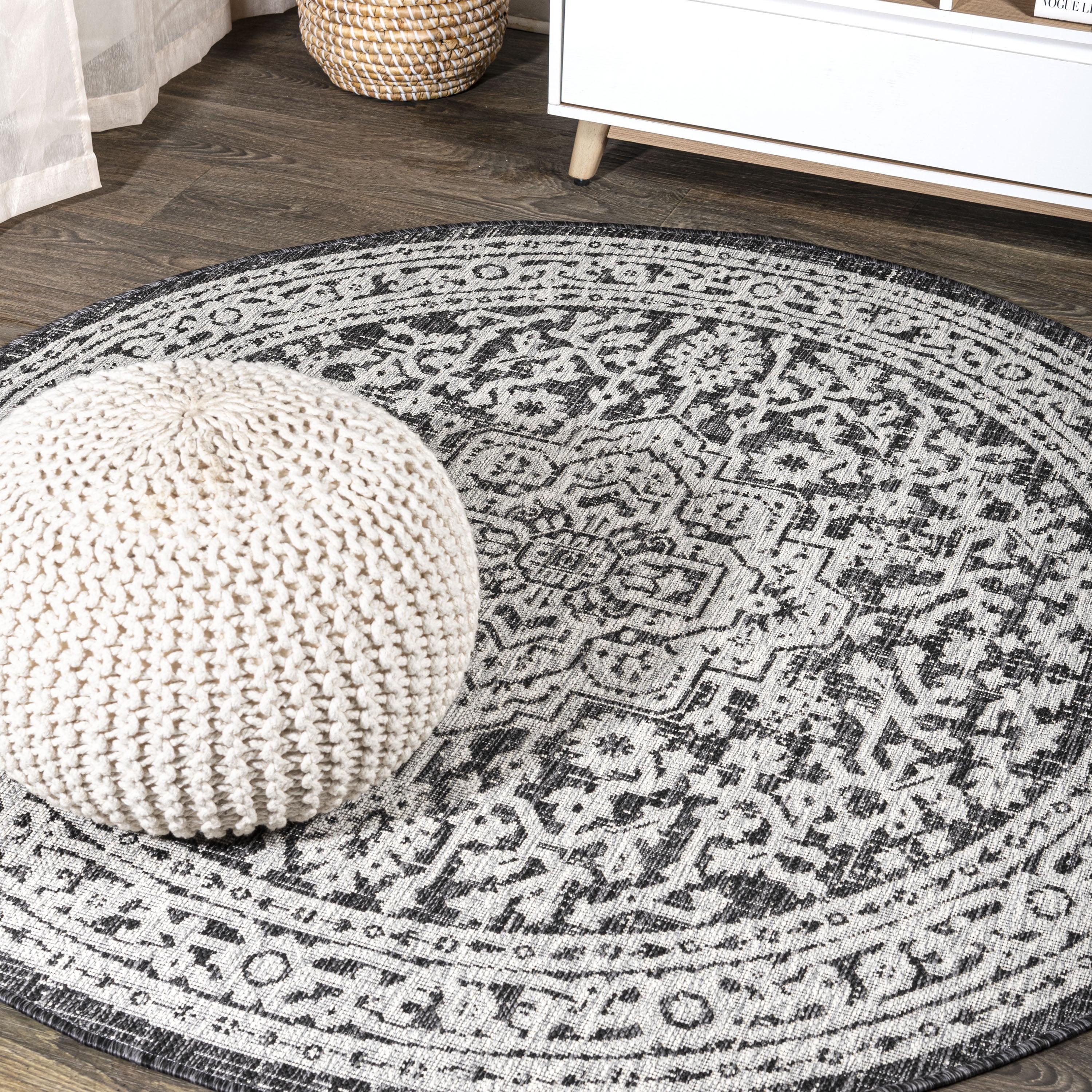 5' Round Sinjuri Medallion Textured Weave Indoor/Outdoor Area Rug, Gray/Black - JONATHAN Y