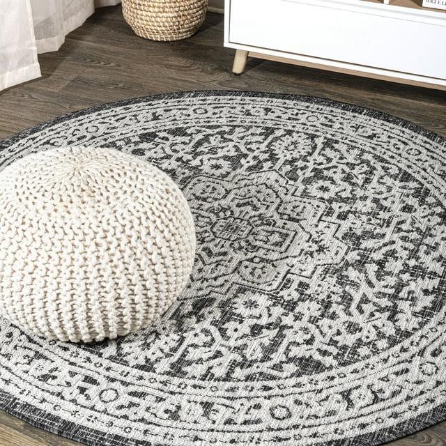 5' Round Sinjuri Medallion Textured Weave Indoor/Outdoor Area Rug, Gray/Black - JONATHAN Y
