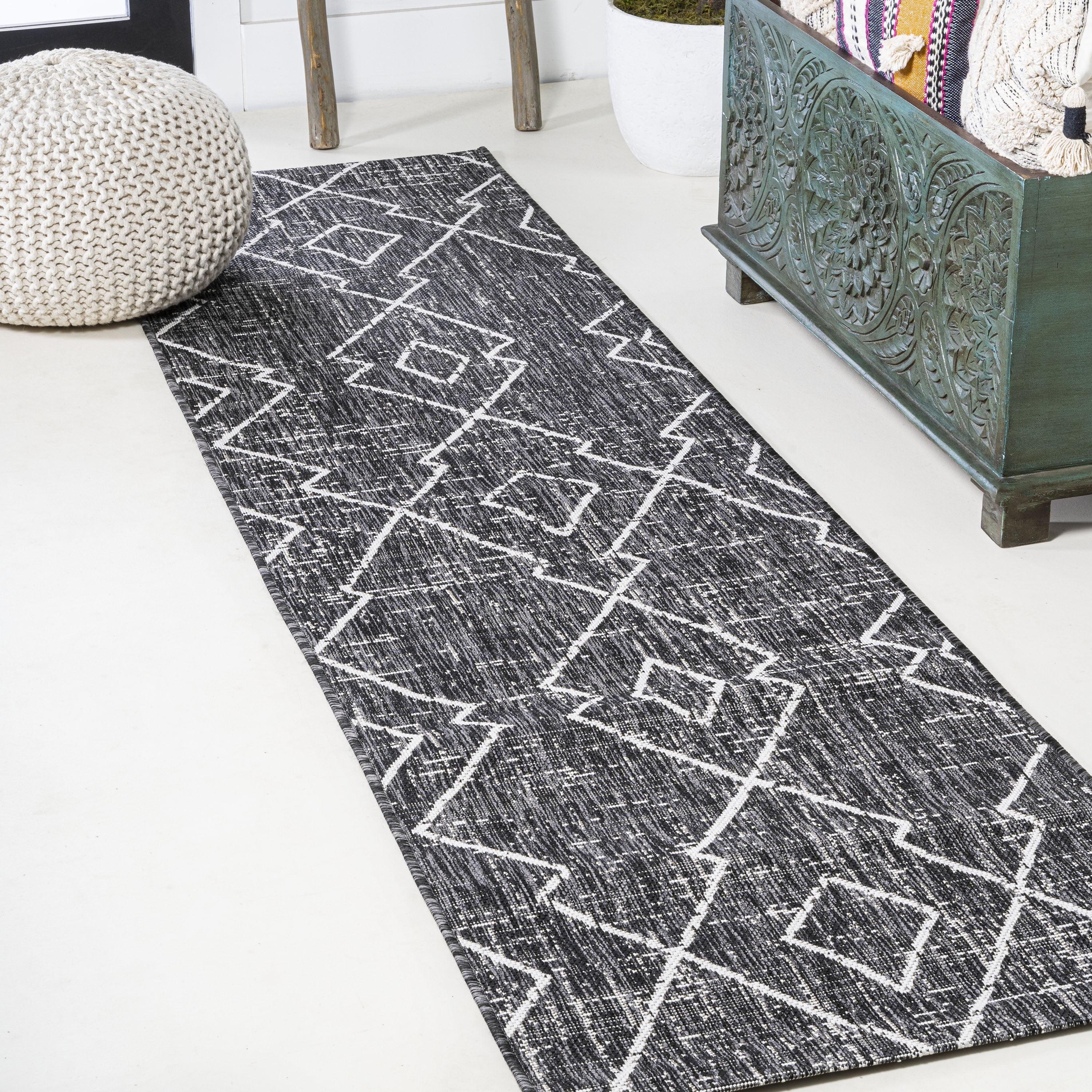 2'x10' Carwa Diamond Trellis Indoor/Outdoor Runner Rug, Black/Ivory - JONATHAN Y