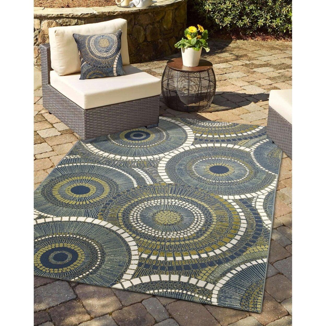 Azure Mosaic Elegance Round Indoor/Outdoor Rug