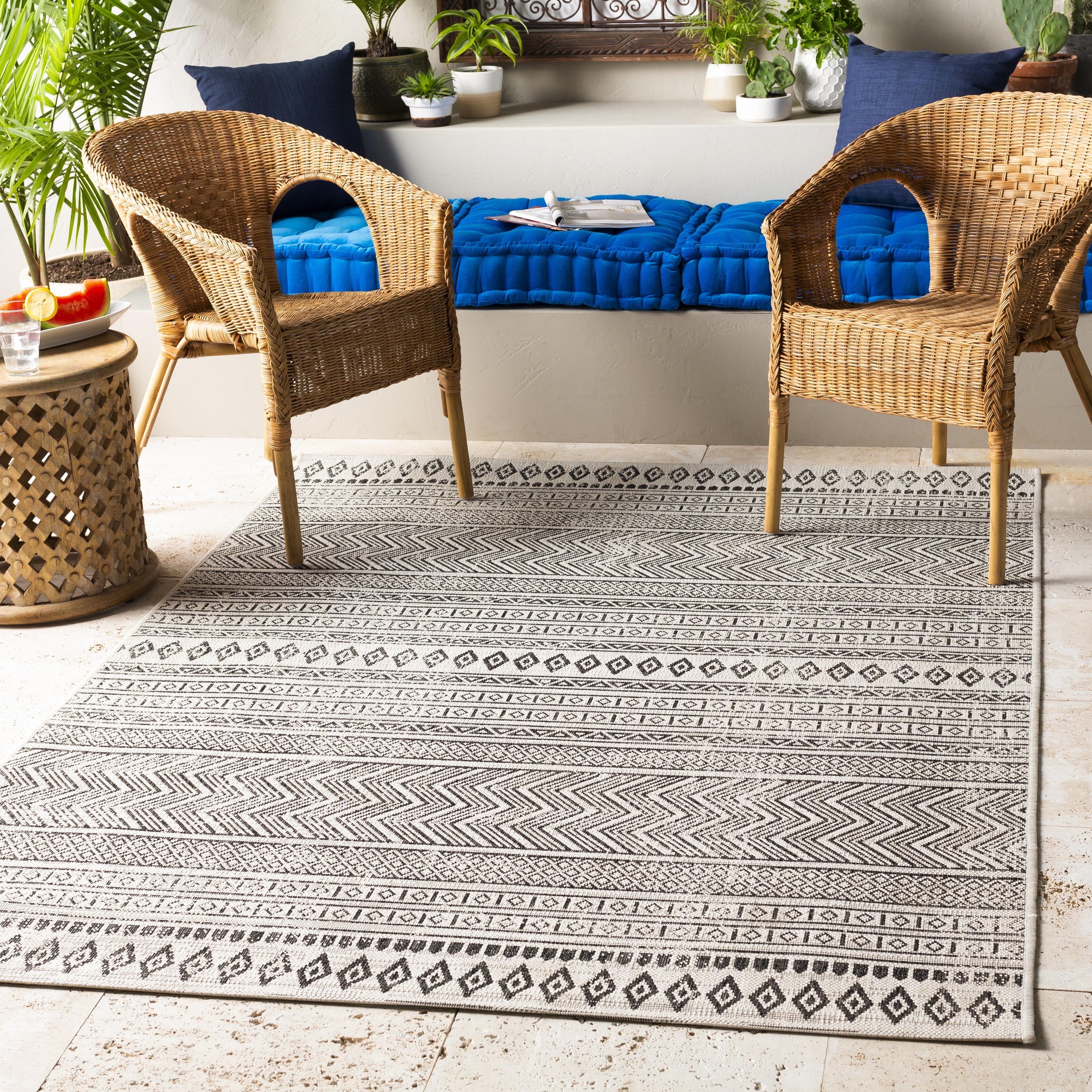 Eagean Black and White Synthetic Indoor/Outdoor Area Rug