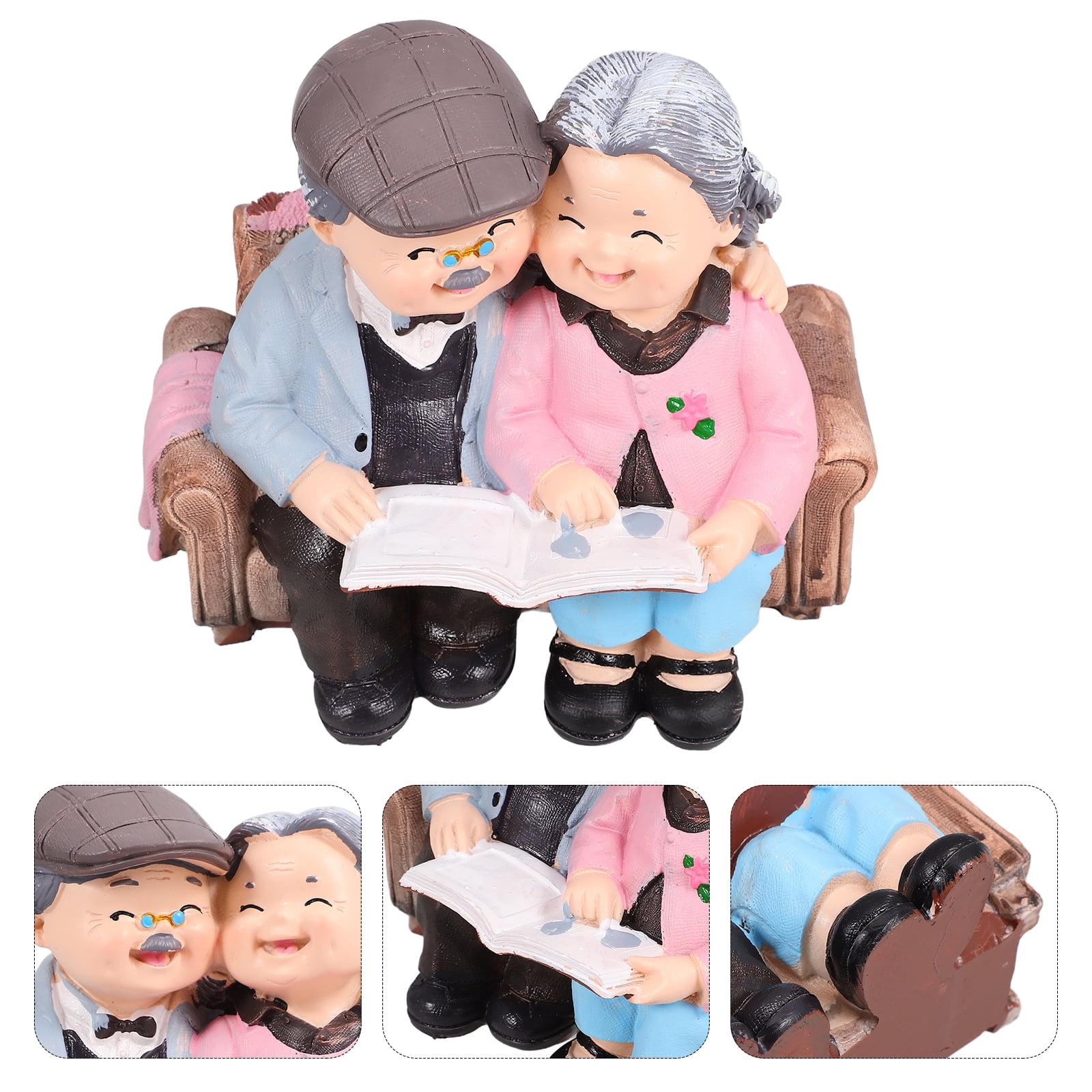 Loving Elderly Couple Figurines Husband and Wife Wedding Car Statue Grandparents Parents Figure Valentines Day Resin Statue Miniature Figurines Grandparents Parents Statue Home Decoration