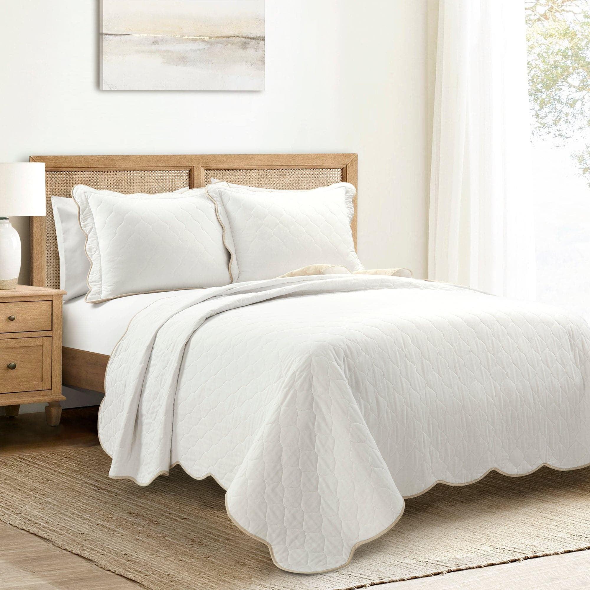 Full/Queen White Cotton Reversible Scallop Edge Quilt Set