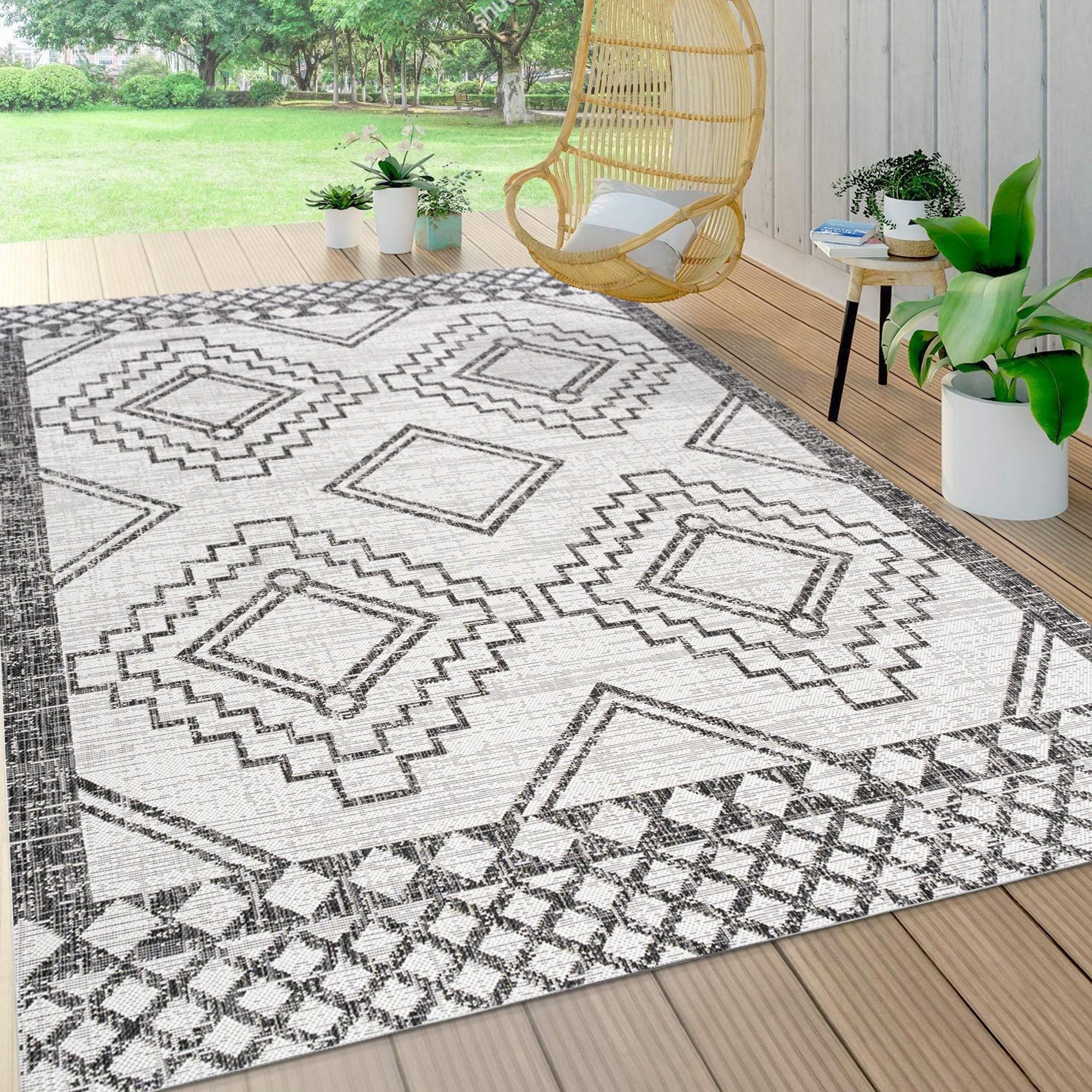 Ivory and Black Diamond Medallion Indoor/Outdoor Rug