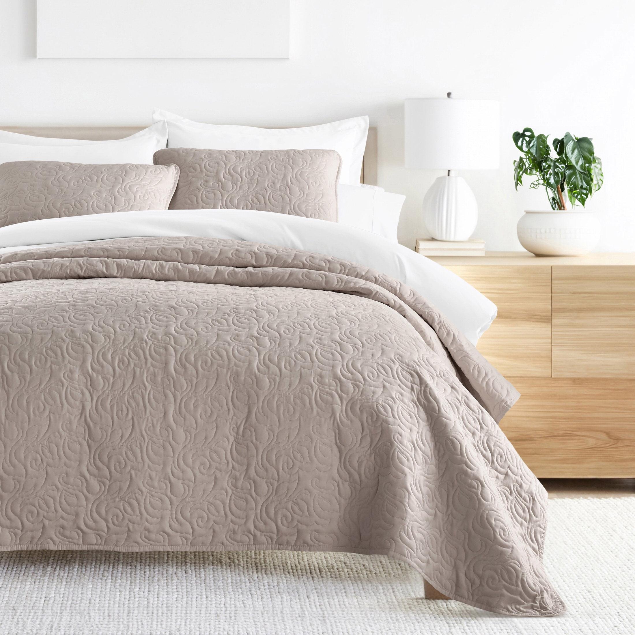 Becky Cameron Becky Cameron Elegant Floral Stitching Quilt Set