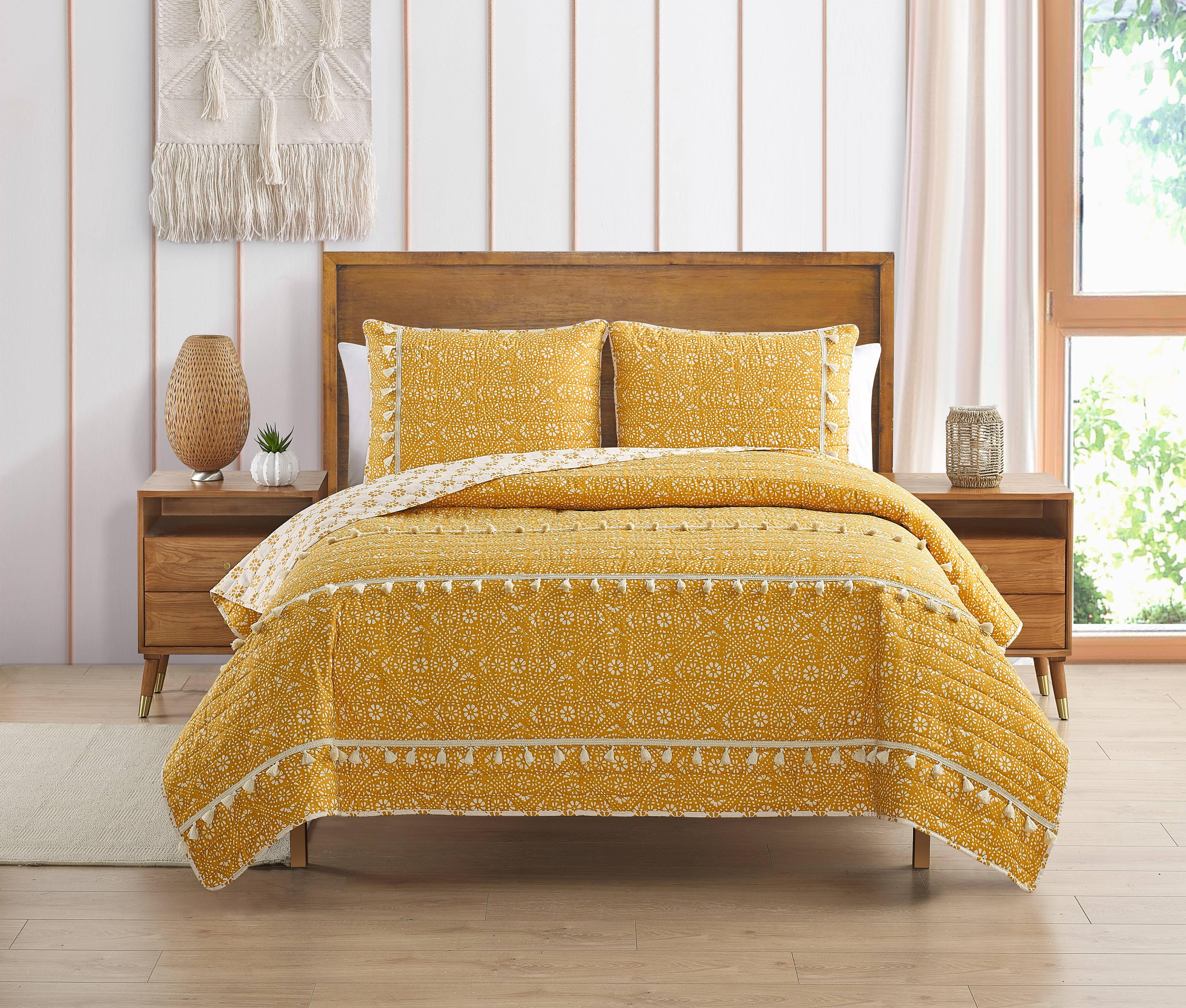 Design Studio DESIGN STUDIO Pasadena Medallion All-Season Soft Microfiber Quilt Set with Tassels