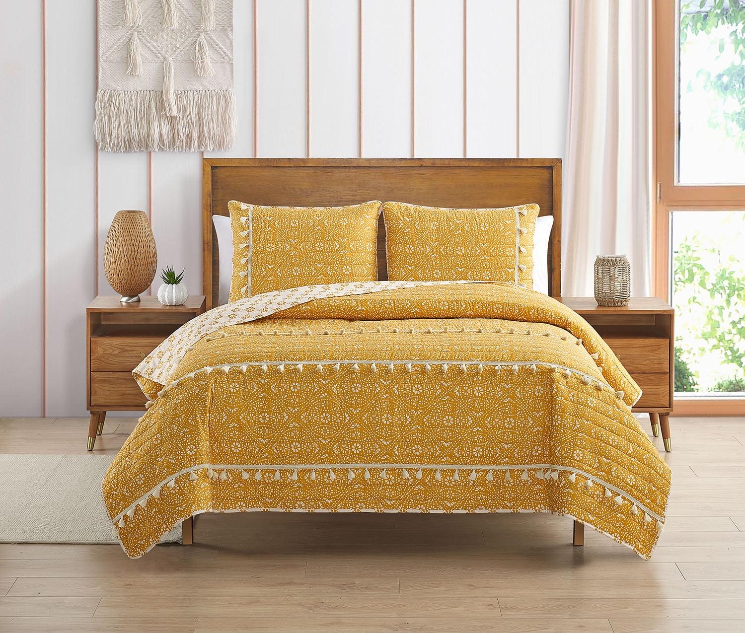 Design Studio DESIGN STUDIO Pasadena Medallion All-Season Soft Microfiber Quilt Set with Tassels