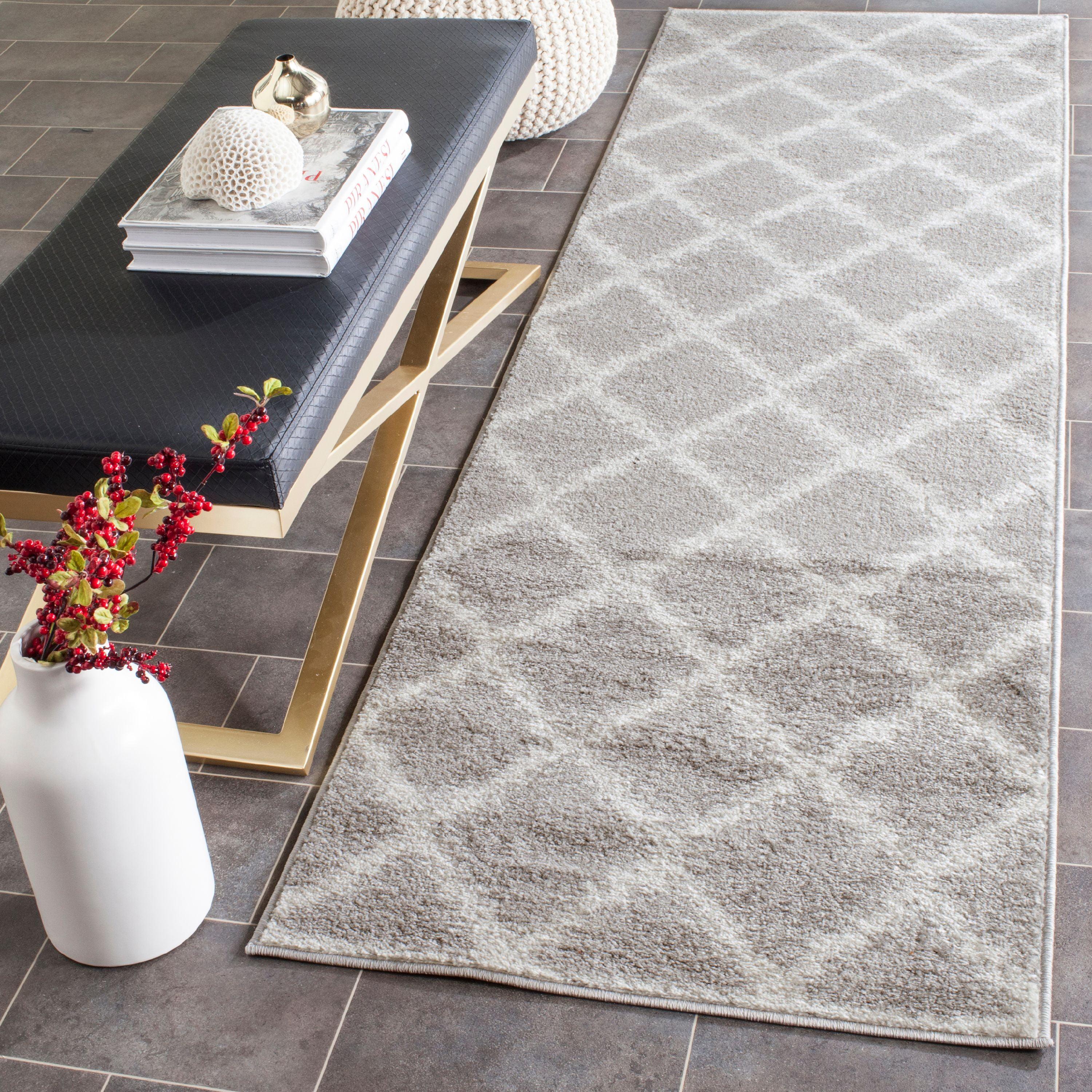 SAFAVIEH Adirondack Caryl Geometric Runner Rug, Silver/Ivory, 2'6" x 6'