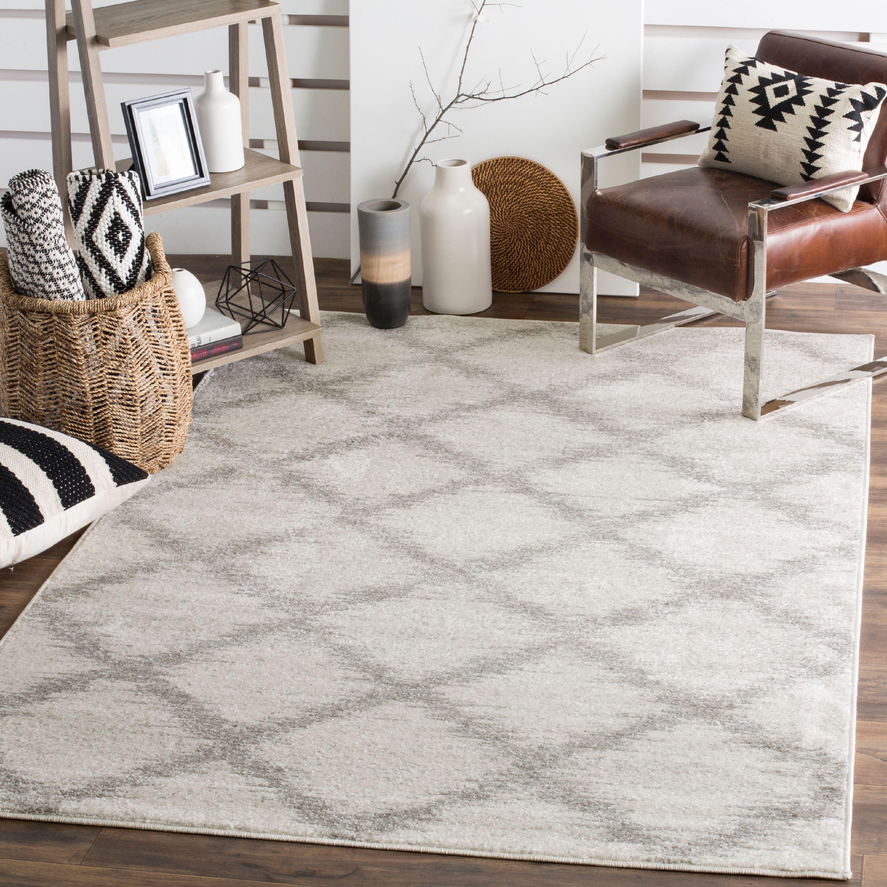 Ivory and Silver Geometric Diamond Area Rug 2'6" x 4'