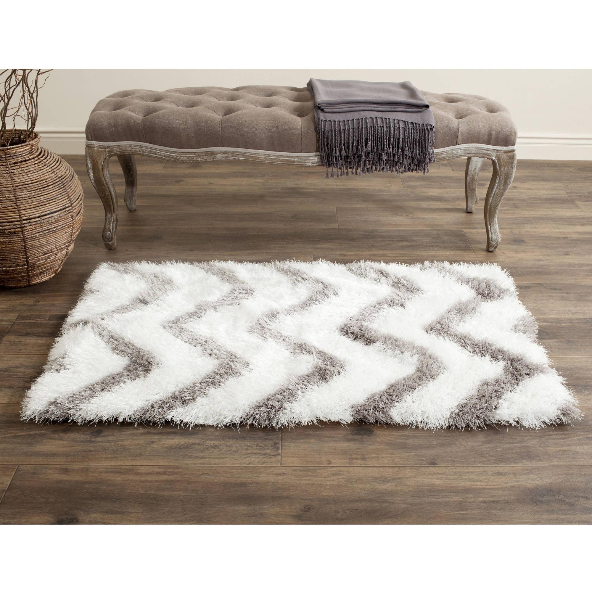 SAFAVIEH Barcelona Carmella Chevron Stripes Shag Area Rug, Ivory/Silver, 2' x 3'