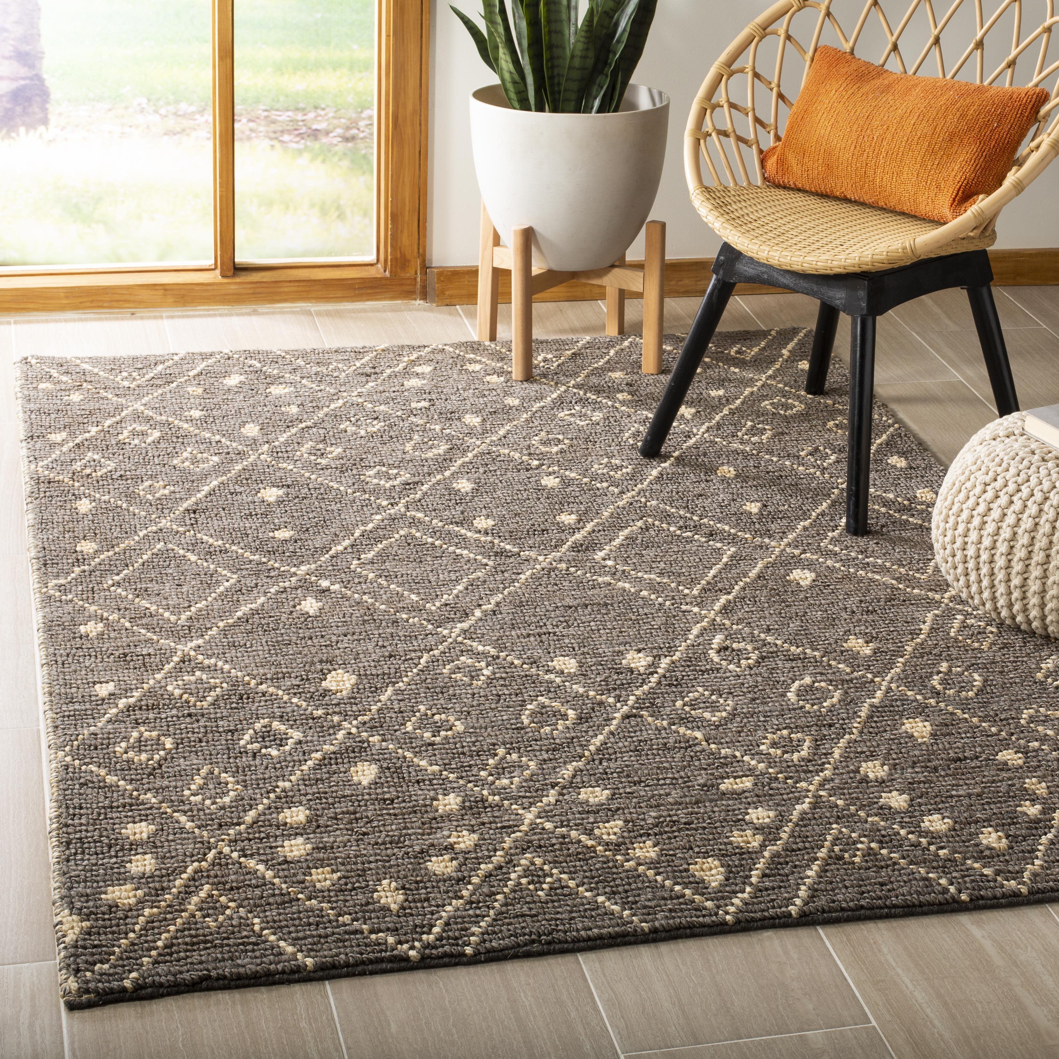 SAFAVIEH Bohemian Kiaran Geometric Diamonds Jute Area Rug, Grey/White, 4' x 6'