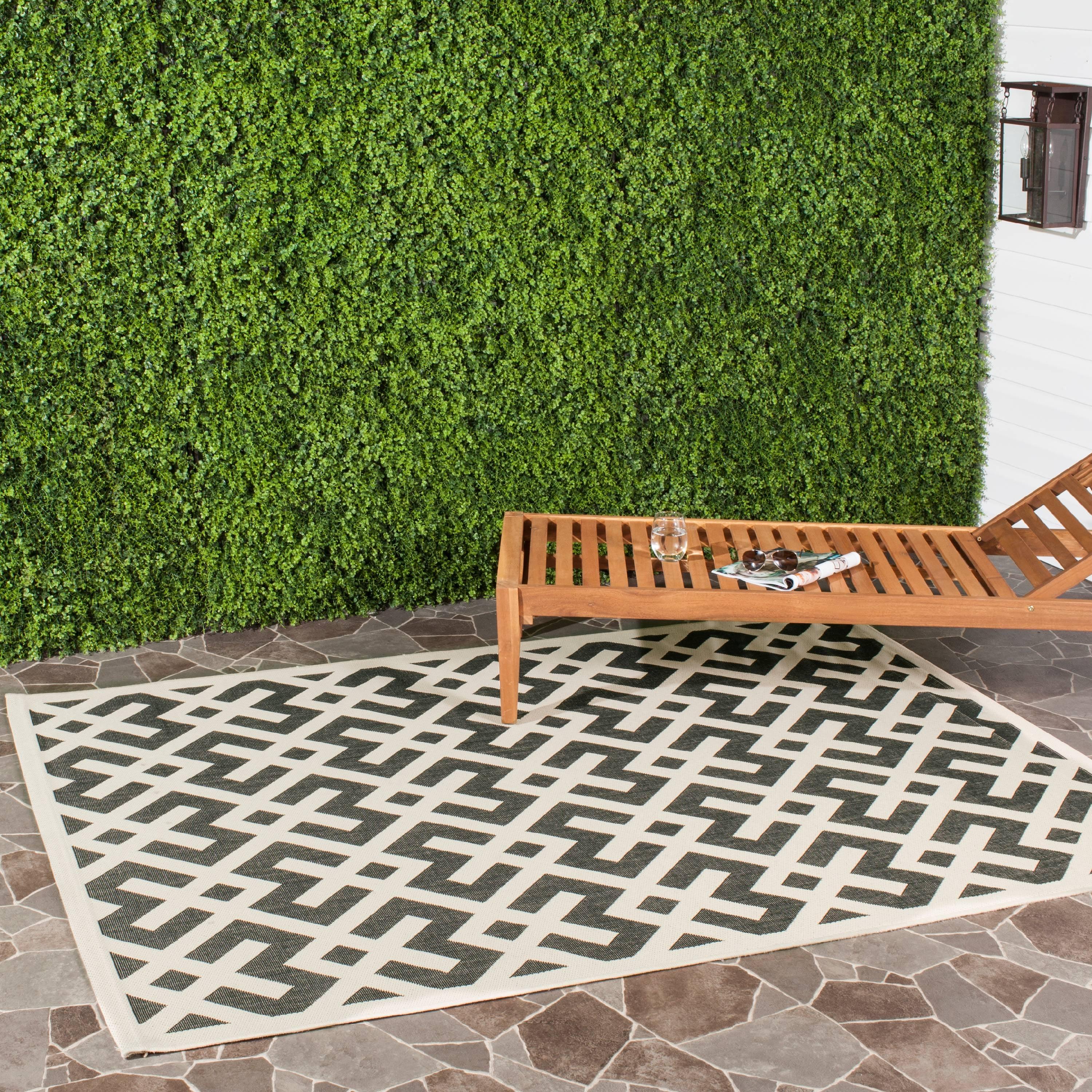 Courtyard Black and Beige 4' Square Geometric Indoor/Outdoor Rug