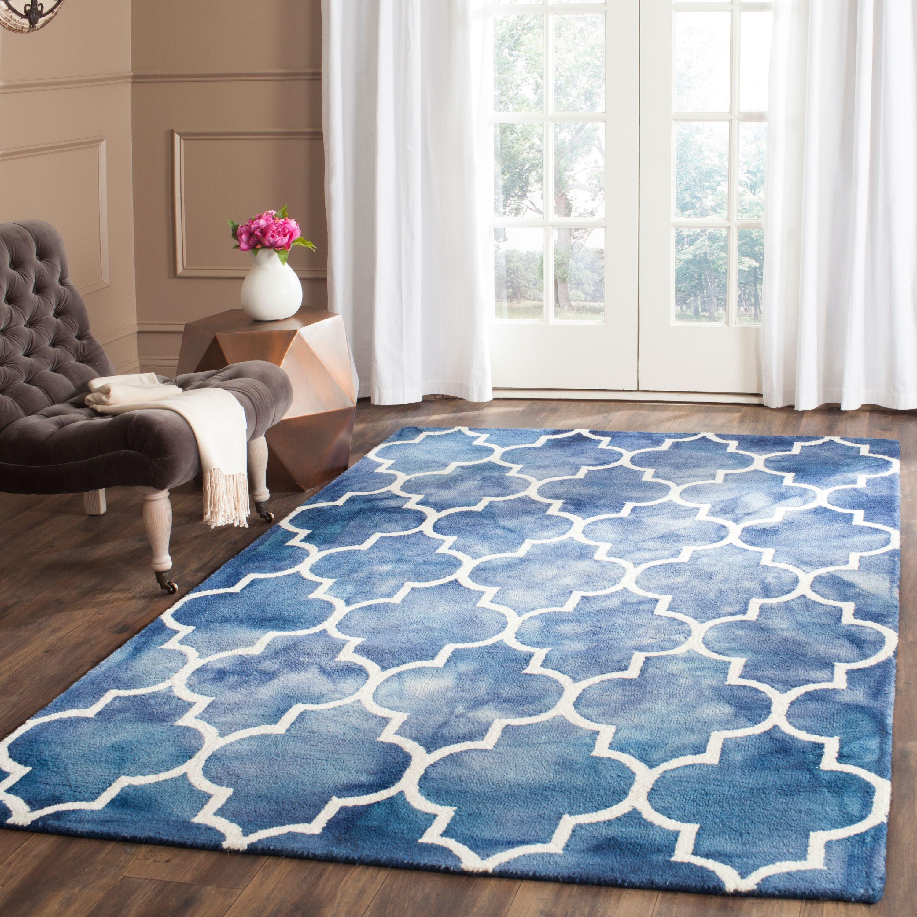 SAFAVIEH Dip Dye Calanthe Faded Geometric Wool Area Rug, Navy/Ivory, 9' x 12'