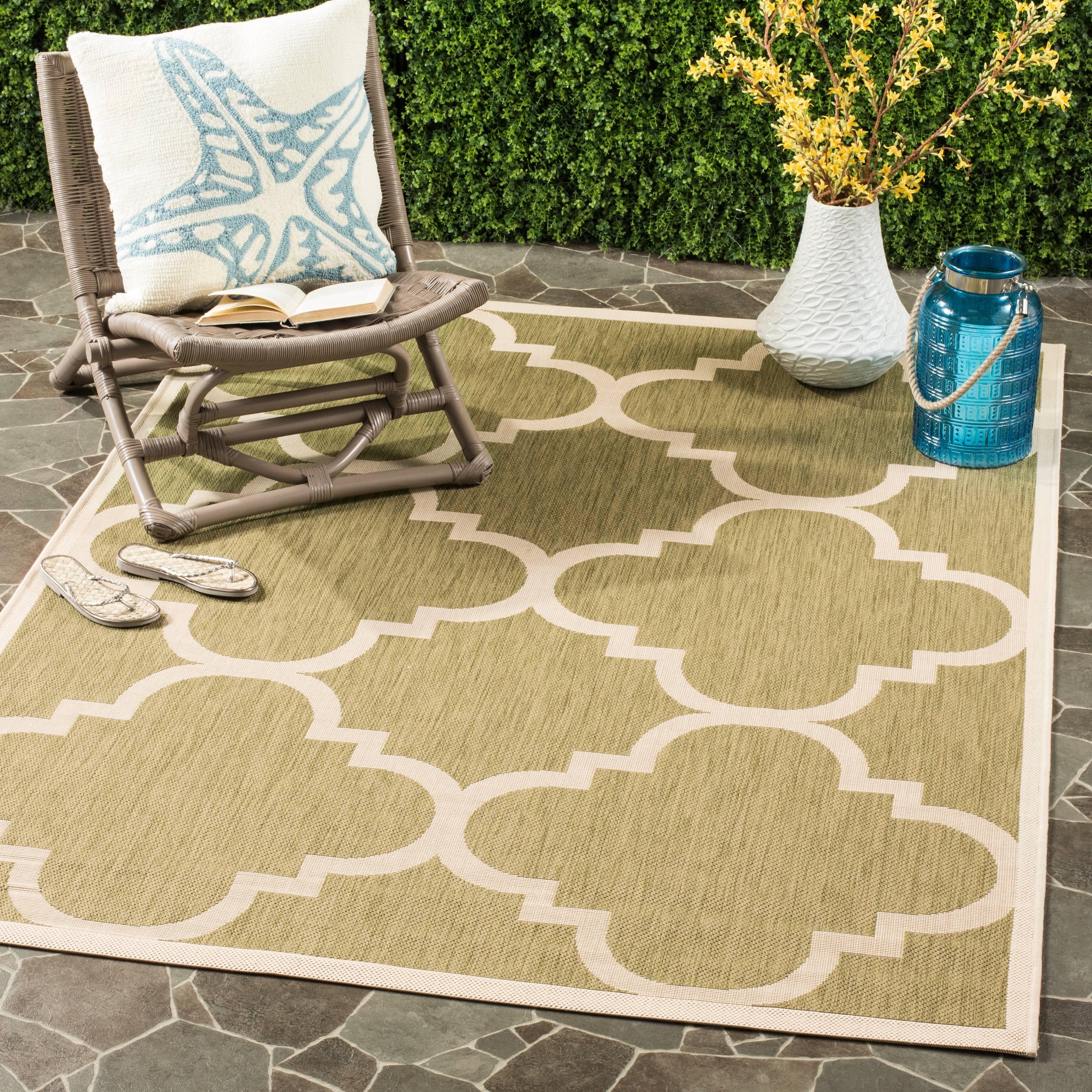 Quatrefoil Chic Black and Beige Indoor/Outdoor Round Rug